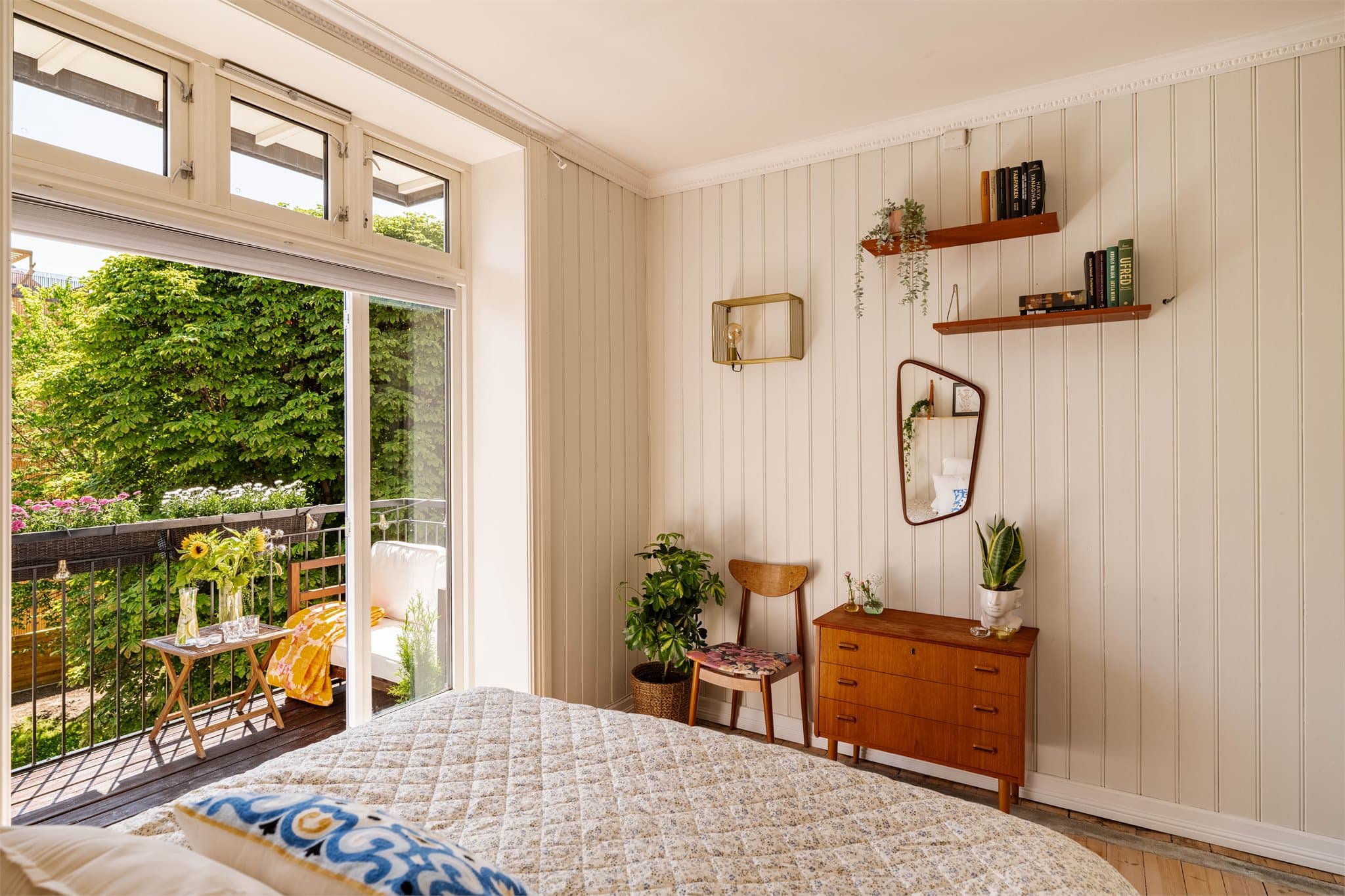 Utgang til balkongen som vender mot den rolige bakgården. Den store balkongdøren med overvindu slipper inn rikelig med dagslys og gir rommet en luftig følelse.