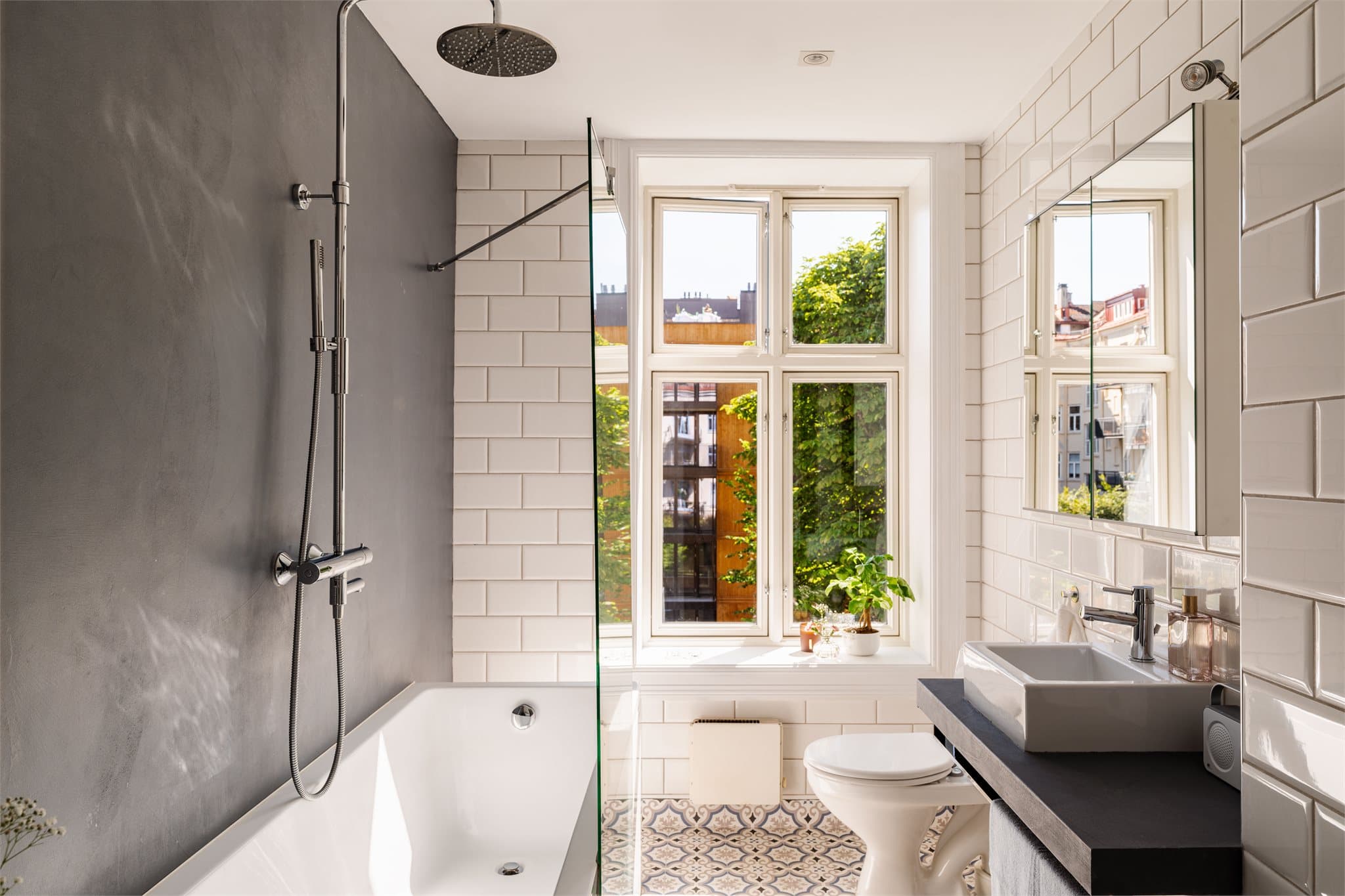 Badet ble oppgradert i 2023 med nytt badekar, ny dusjløsning, samt mikrosement på én vegg i dusjsonen og under servanten.