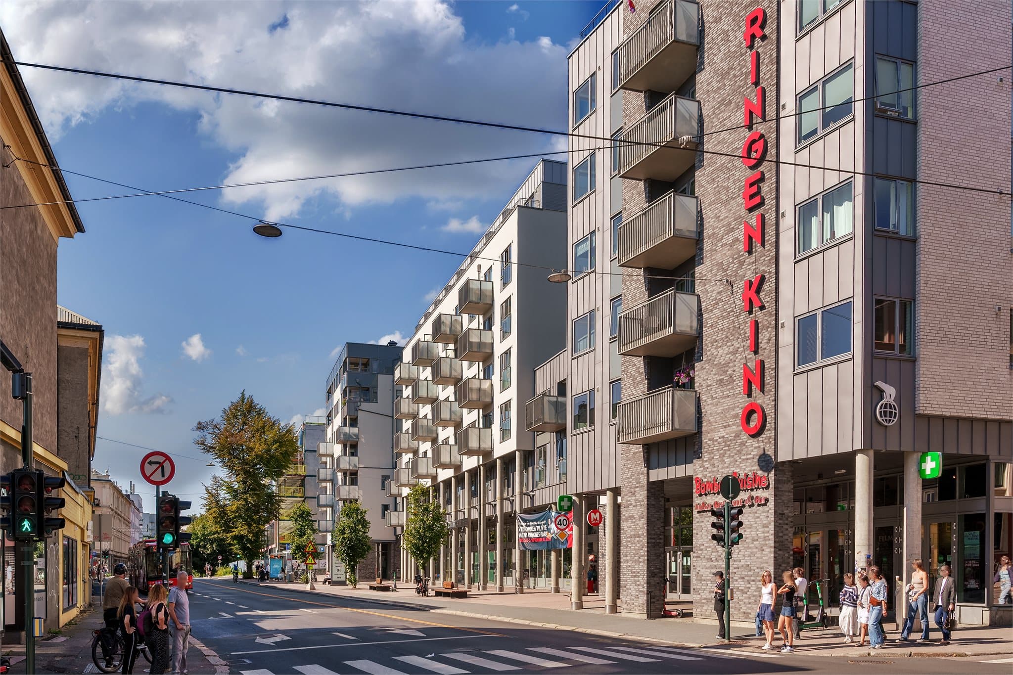 Ringnes Park med butikker, kino og SATS treningssenter ligger også i nærheten.