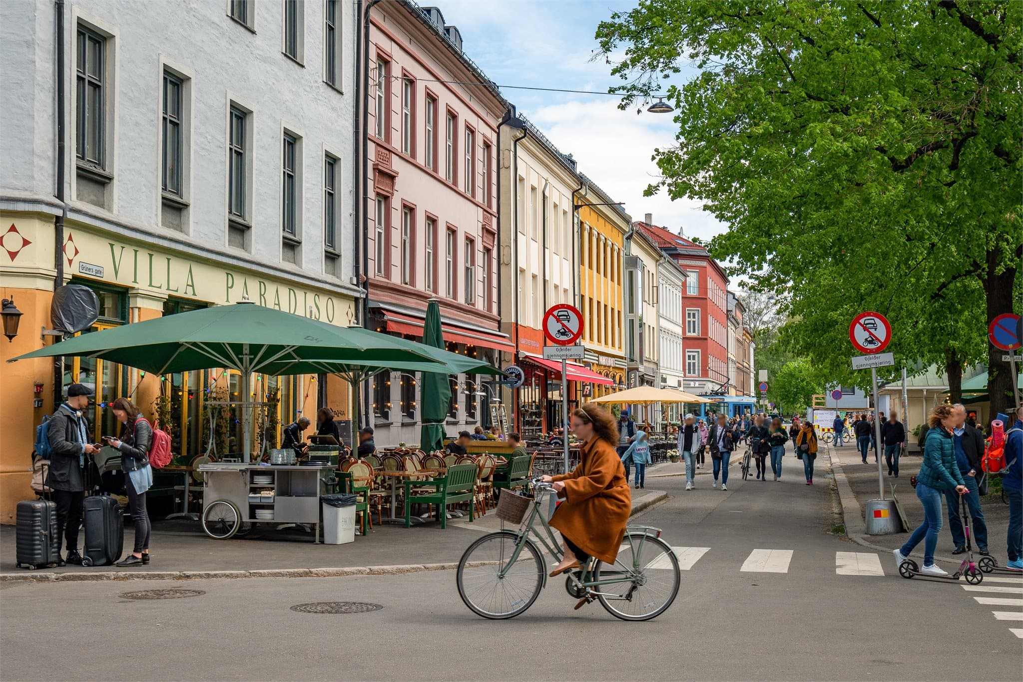 Grünerløkkas yrende folkeliv med uavhengige butikker og kafeer er like ved.