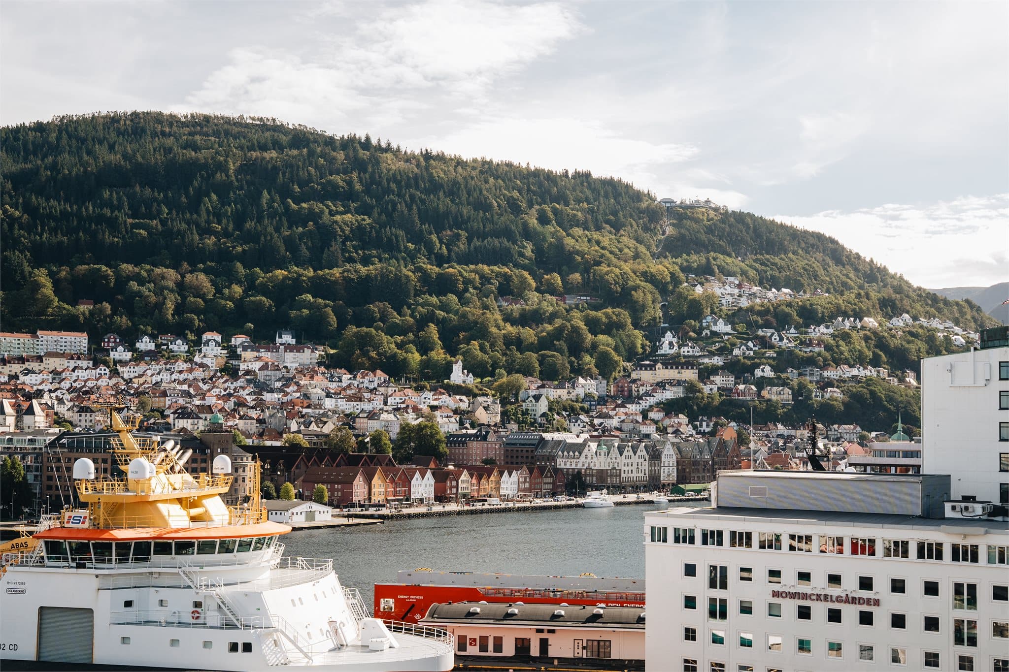 Ta en spasertur til fisketorget innerst i Vågen og smak på havets delikatesser