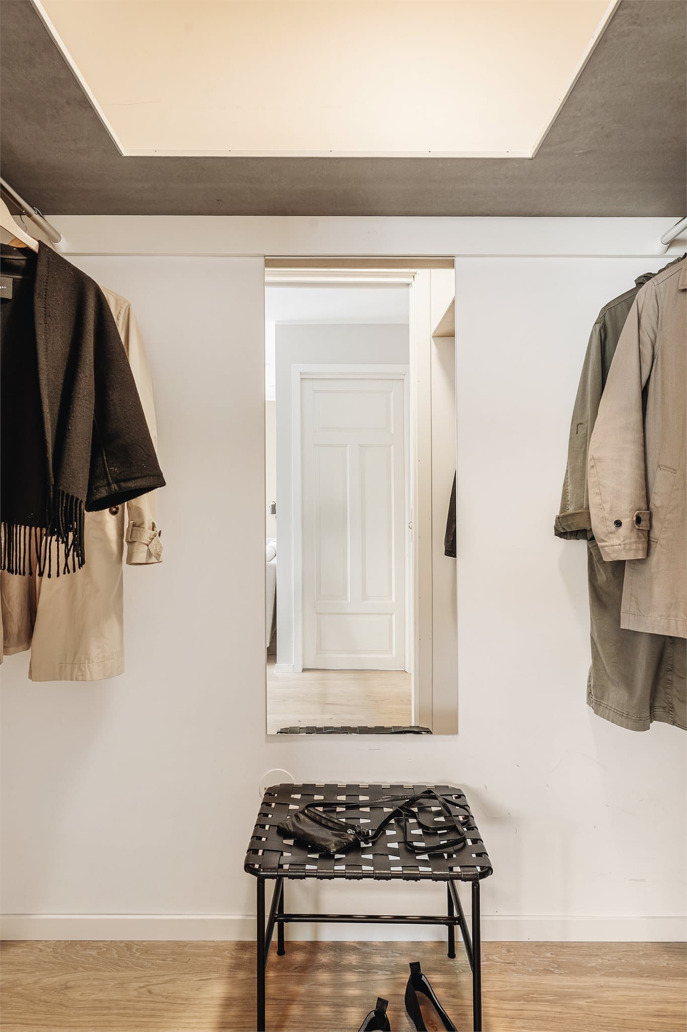 I gangen er det en egen walk-in garderobe