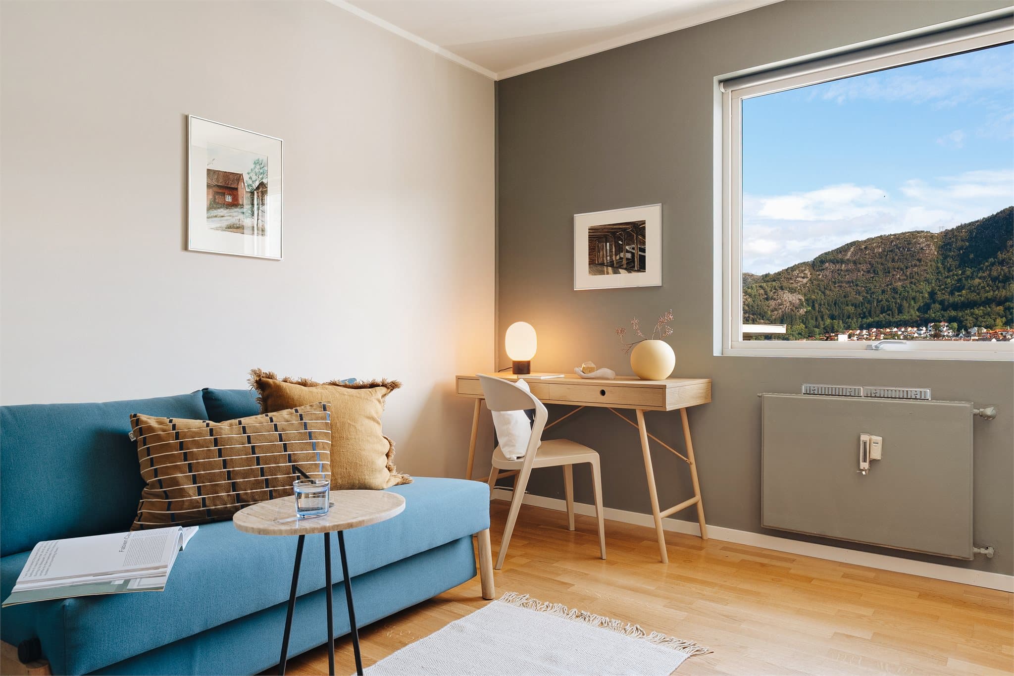 Soverom 2 har også utsikt mot Sandviksfjellet