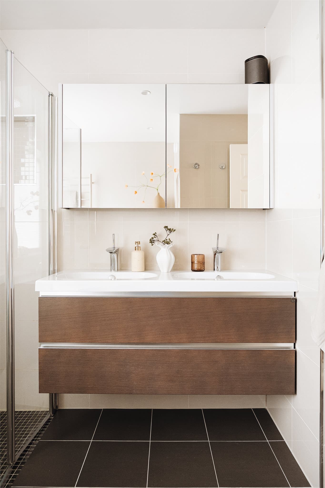 Badet har varmekabler i gulvet og har keramiske fliser på vegger og gulv