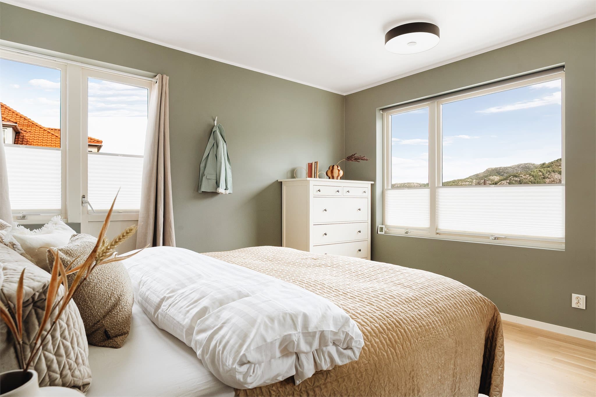 På hovedsoverommet kan du våkne til utsikt mot Sandviksfjellet