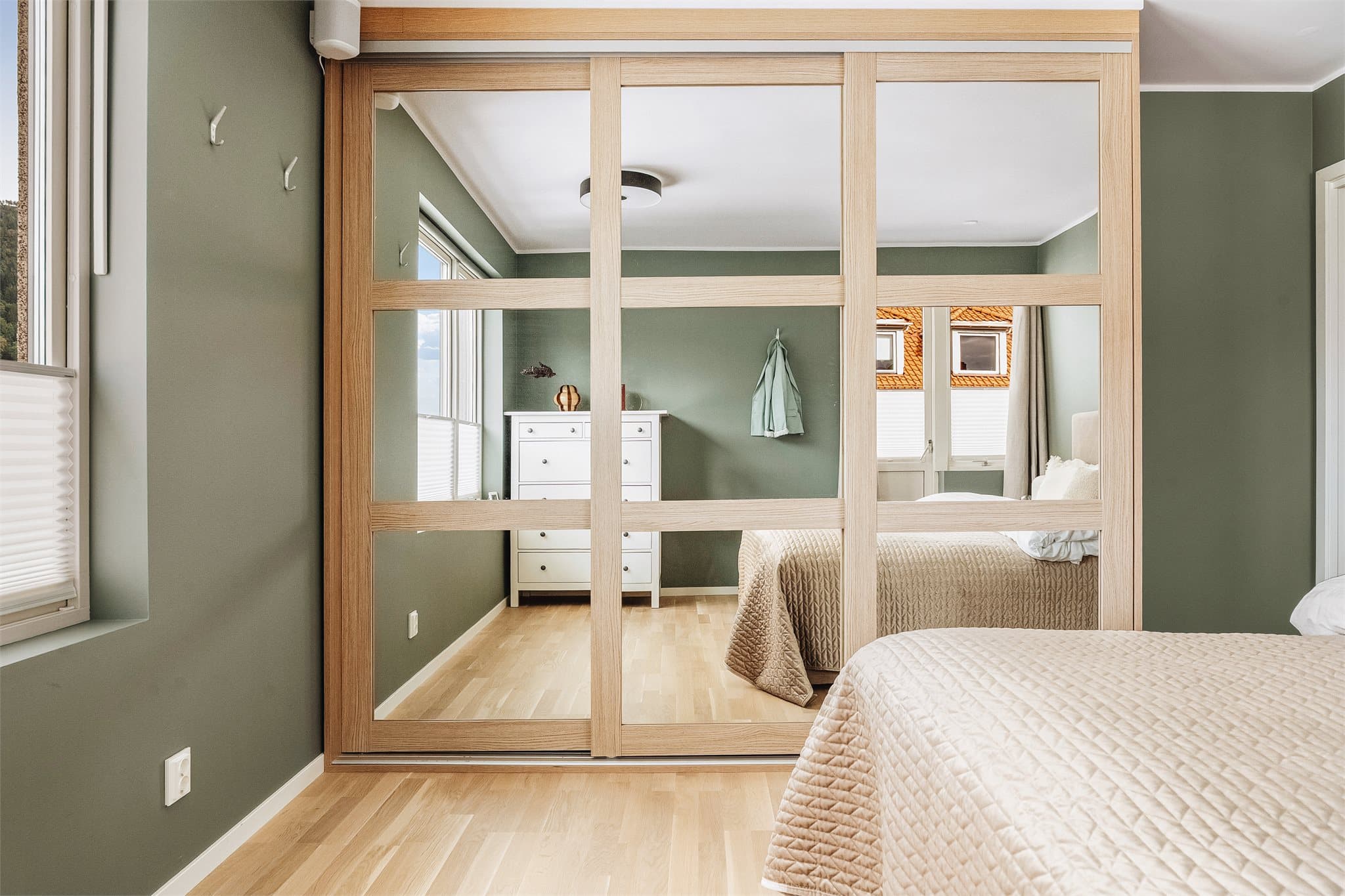 Soverommet har en romslig skyvedørsgarderobe