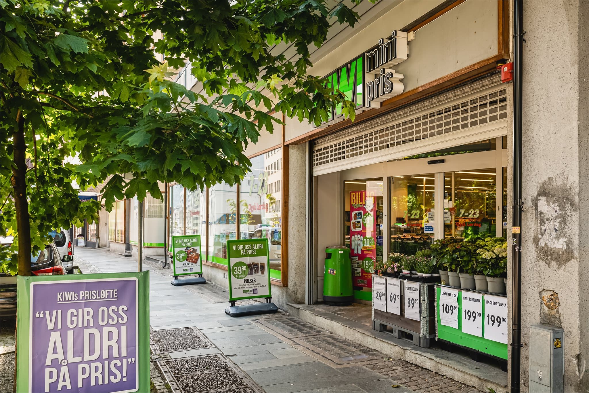 Kiwi ligger rett over gaten fra bygget