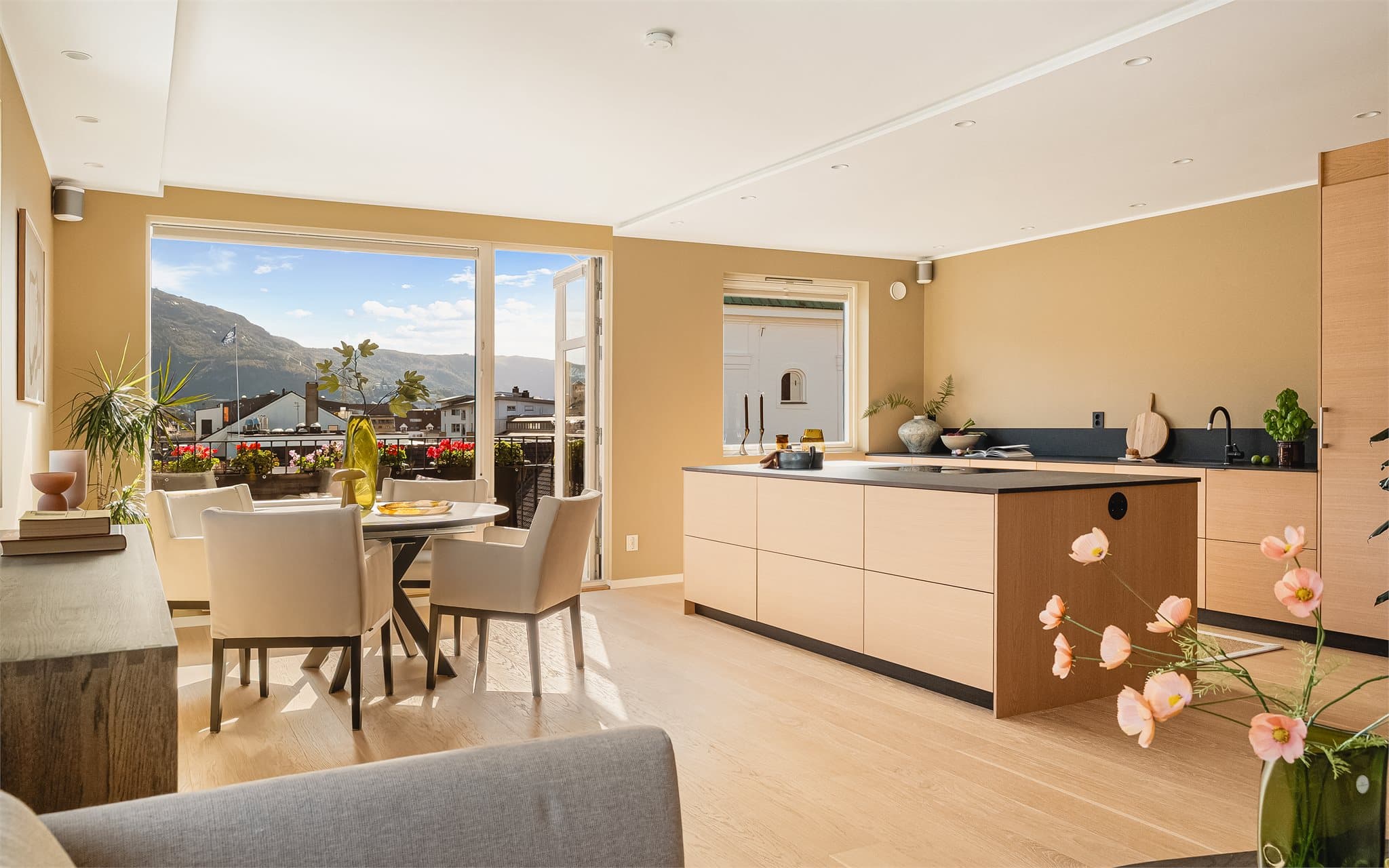 Leiligheten har åpen kjøkken- og stueløsning