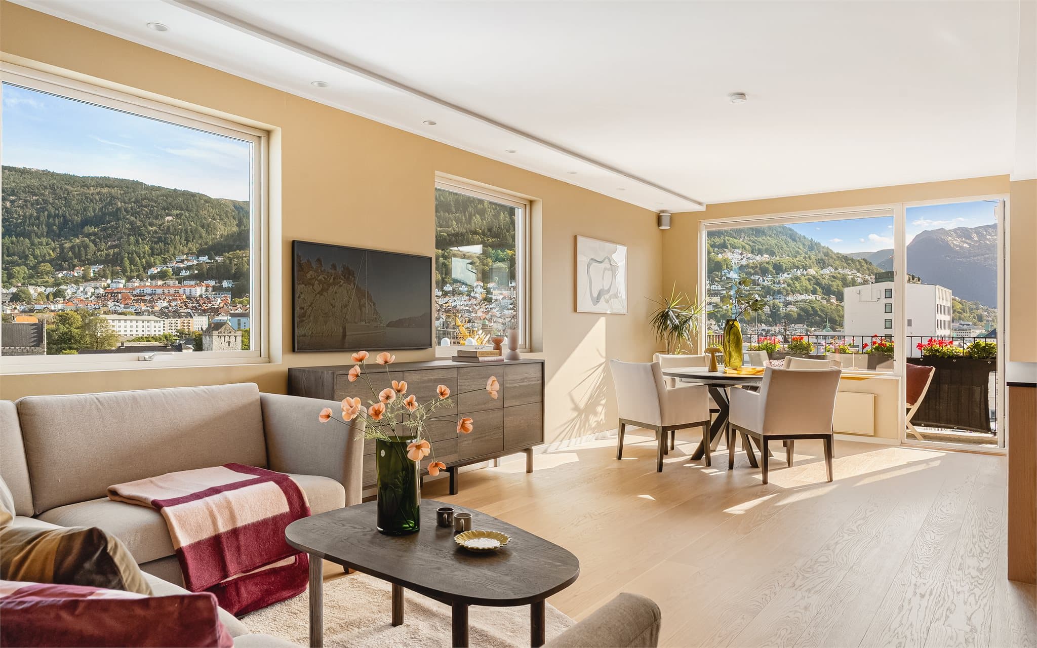 Leilighetens plassering på enden sørger for panoramautsikt mot Bryggen og byen