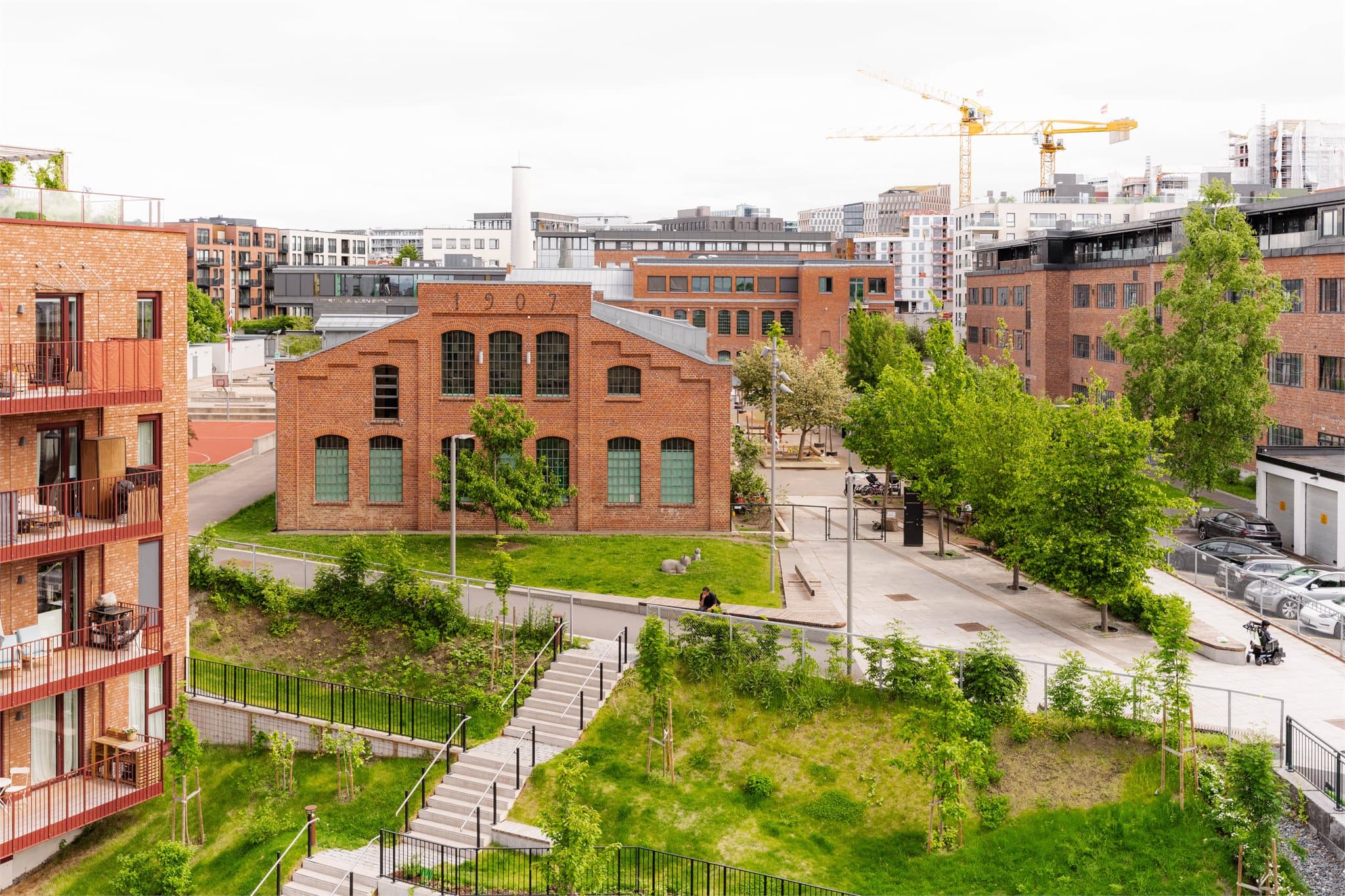 Fra leiligheten er det kort vei til servicetilbud som Fyrstikktorget, butikker og T-bane på Ensjø.