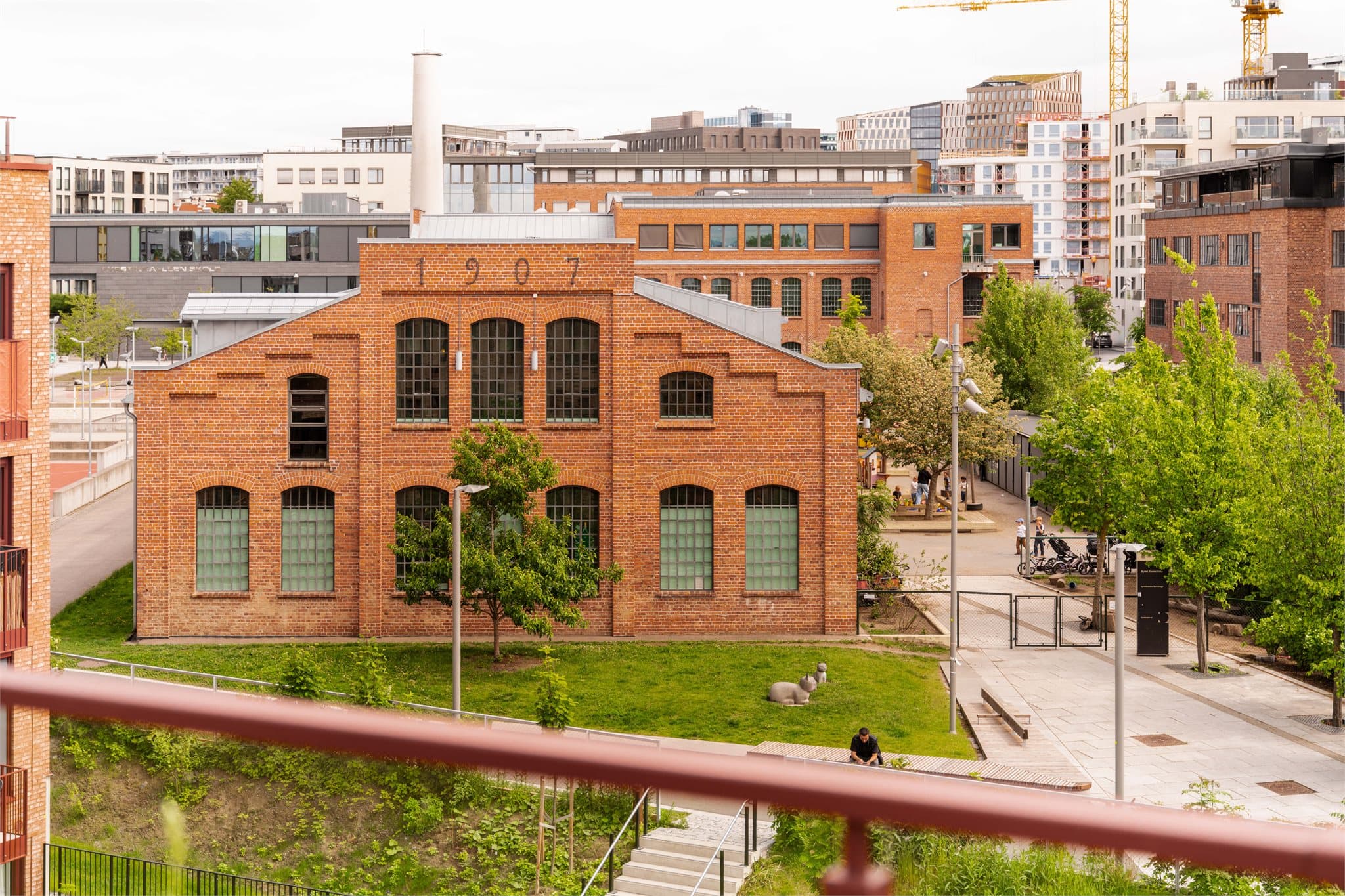 Området har de siste årene gjennomgått en imponerende transformasjon fra industri- og næringsområde til en moderne og levende bydel med høy bokvalitet.