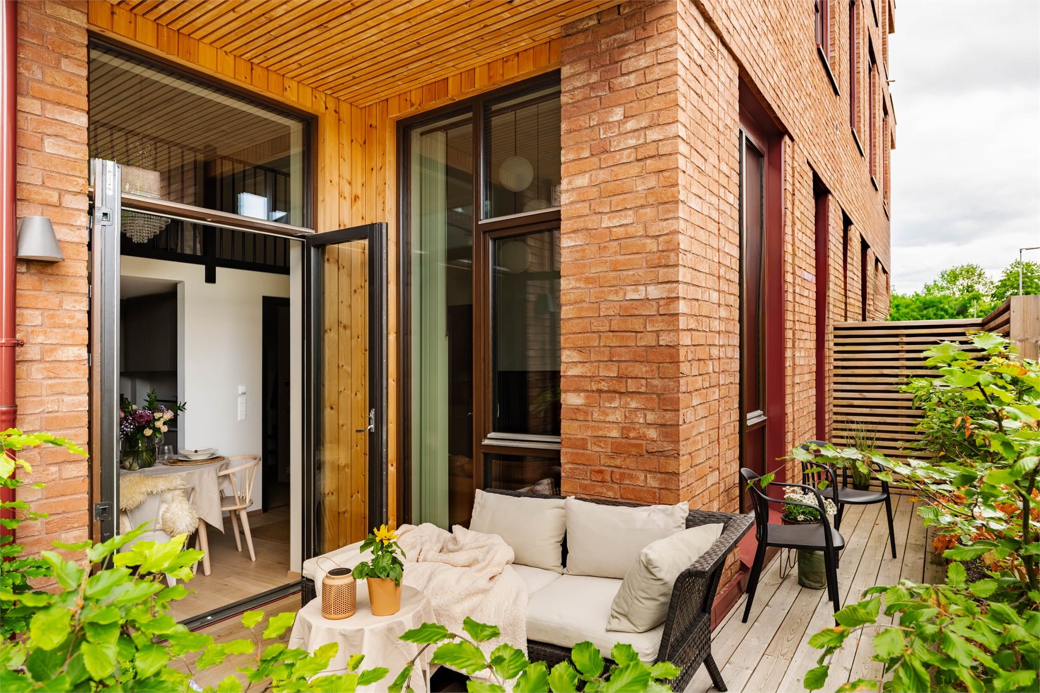 Fra stuen er det direkte utgang til en privat vestvendt markterrasse på cirka 12 m².