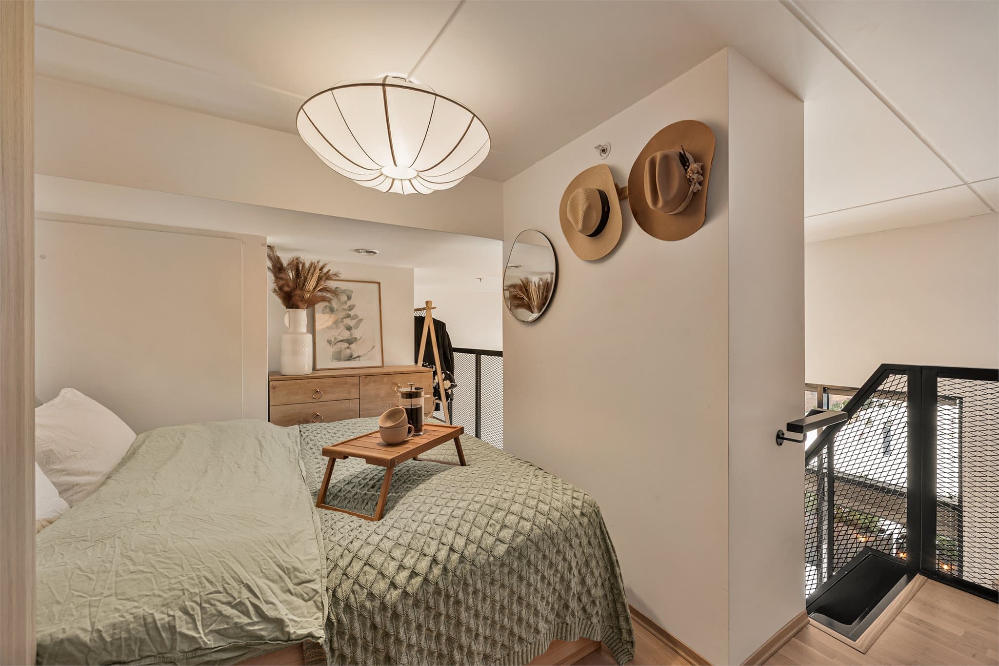 Hemsen er utformet med en åpen løsning ned mot oppholdsrommet.