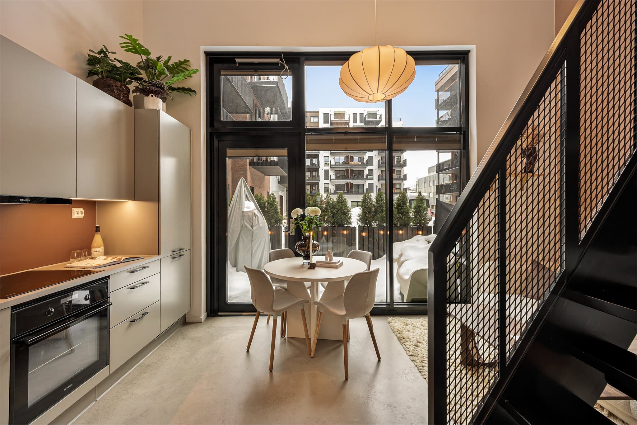 Leilighetens oppholdsrom består av kjøkken og stue i åpen løsning.