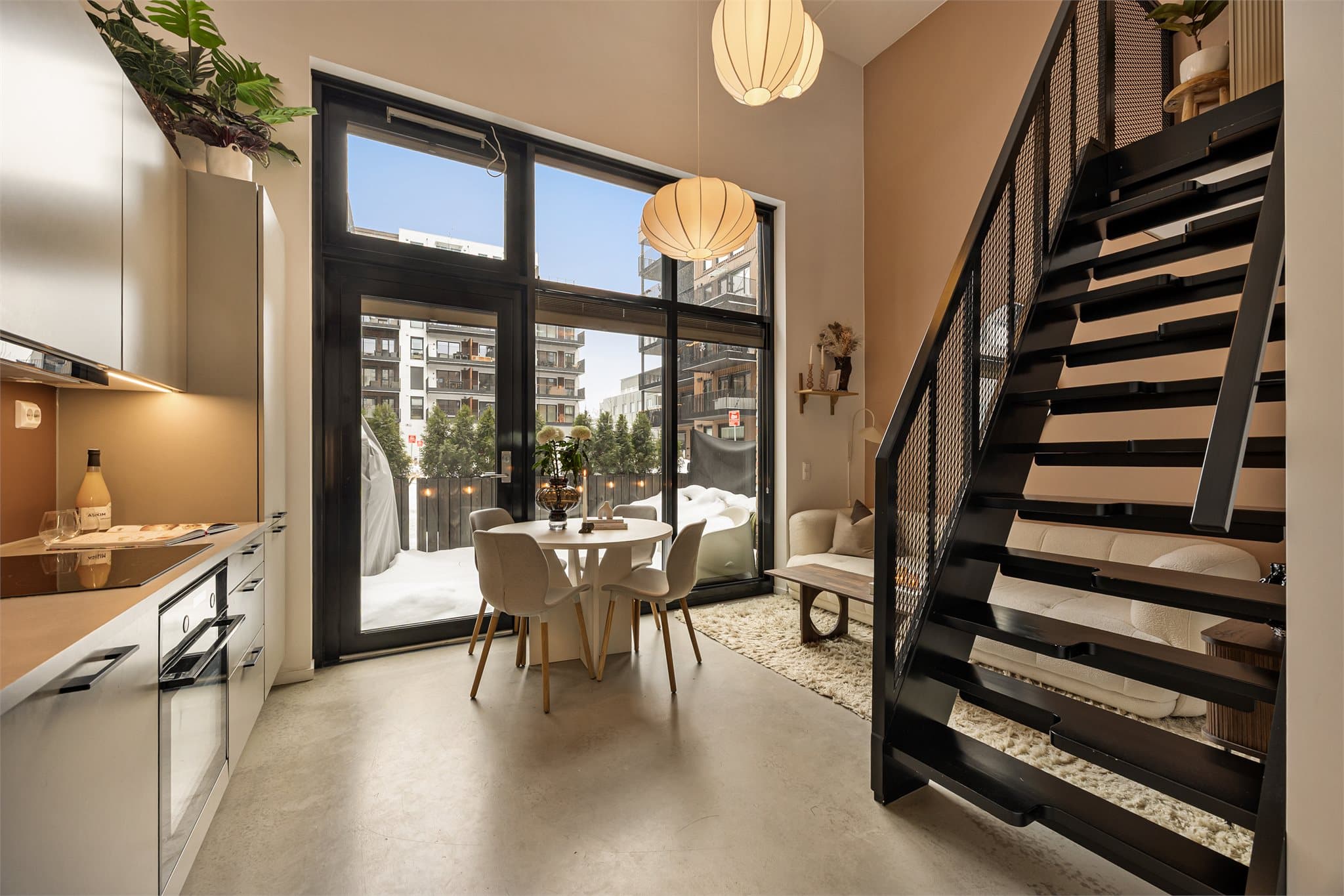 Fra kjøkken/stue har man trapp opp til hemsen.