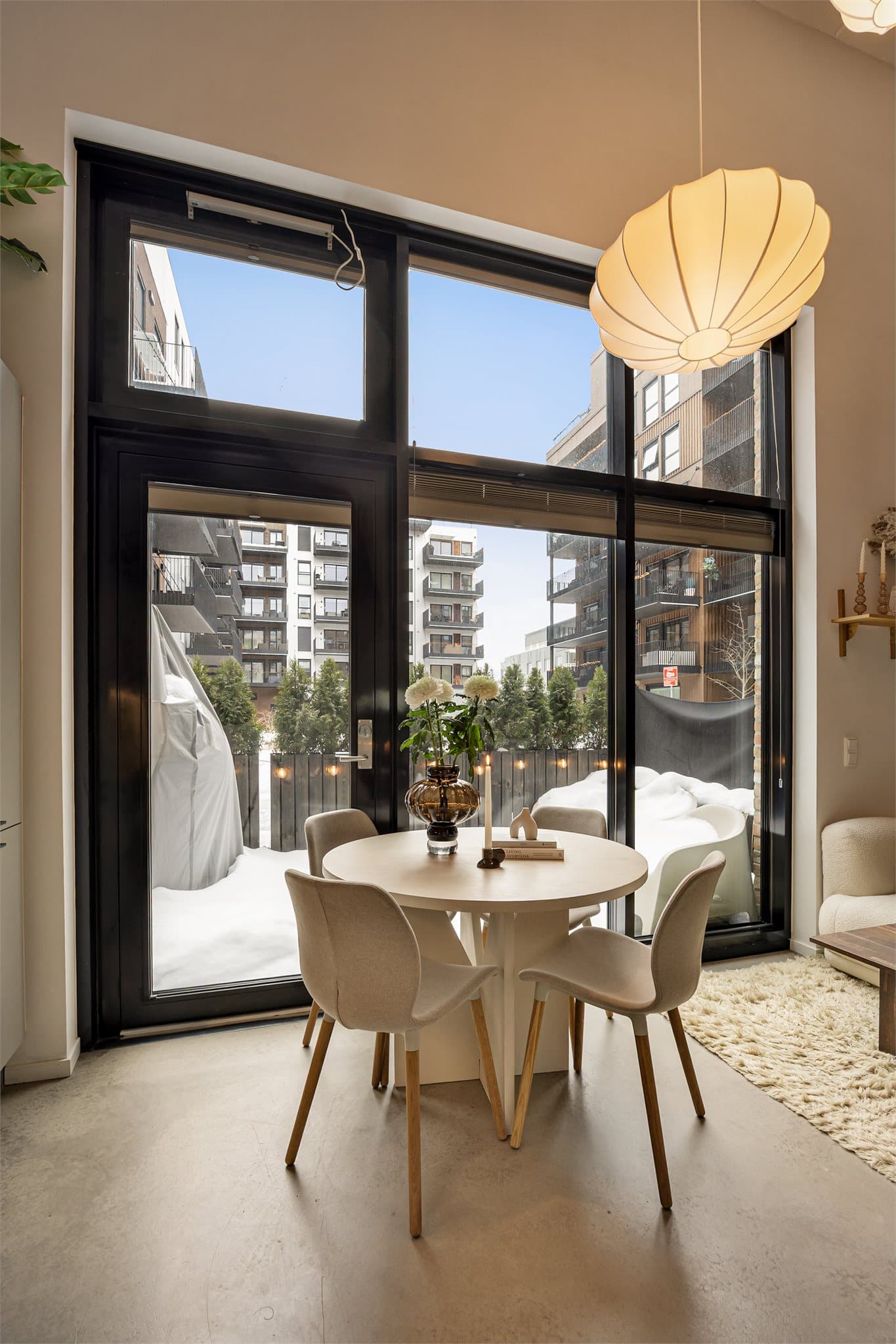 Det er utgang til markterrasse på ca. 11 kvm.