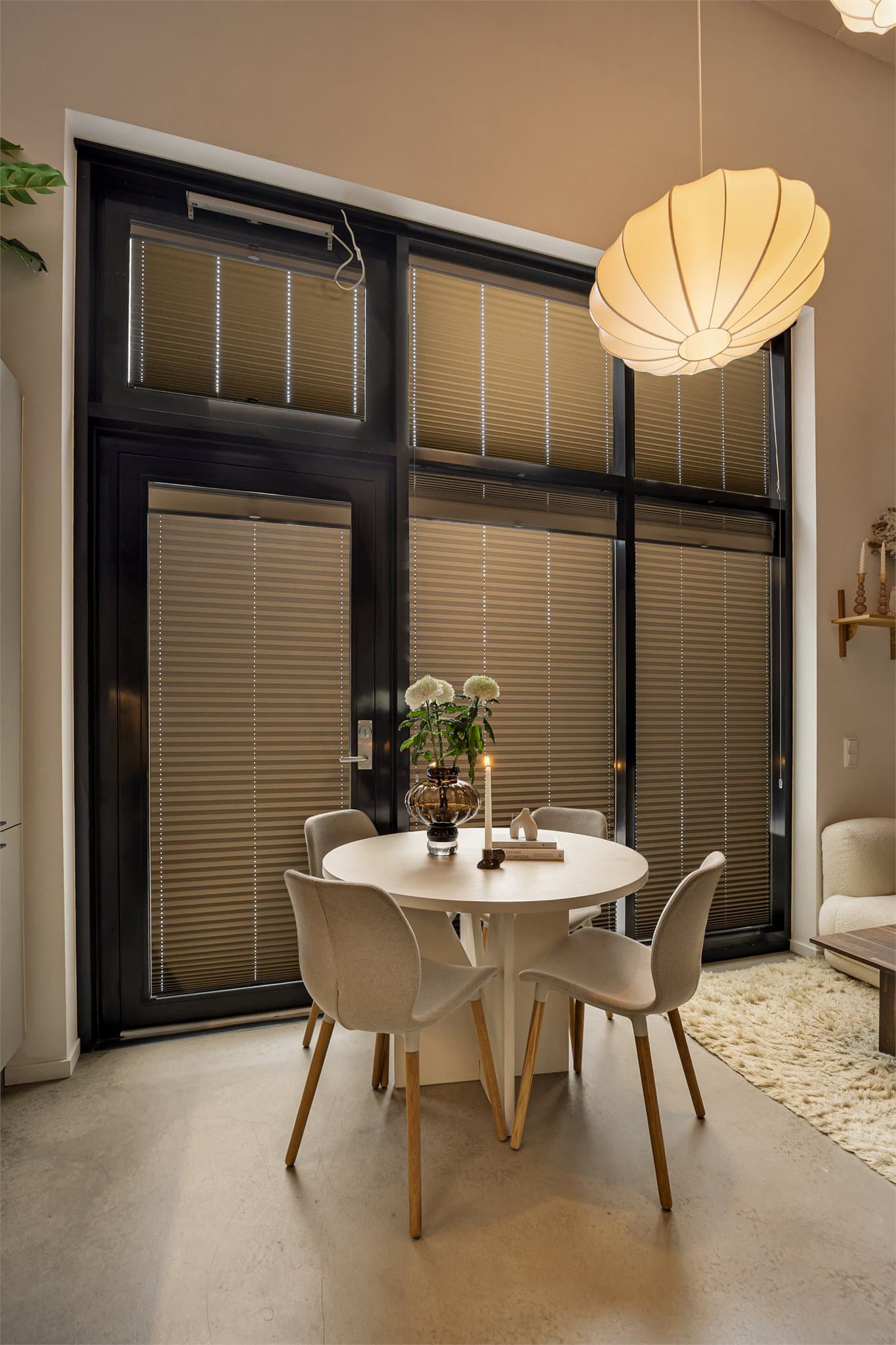 Det er satt inn lystette plisségardiner i vinduene.