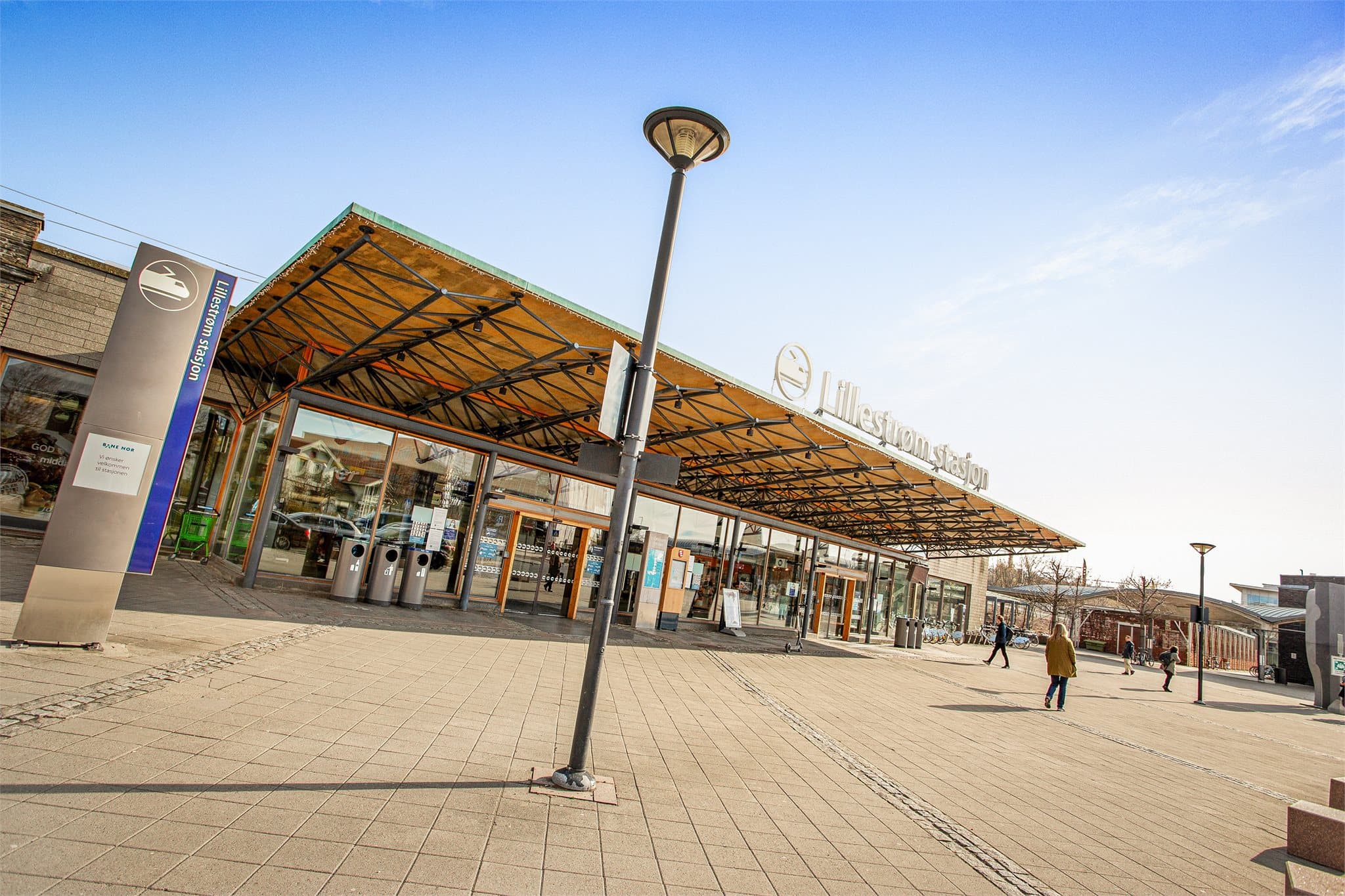 Lillestrøm byr på gode kollektivtmuligheter. Fra eiendommen er det kort vei til Lillestrøm stasjon med hyppige avganger til bl.a. Oslo og Oslo Lufthavn.