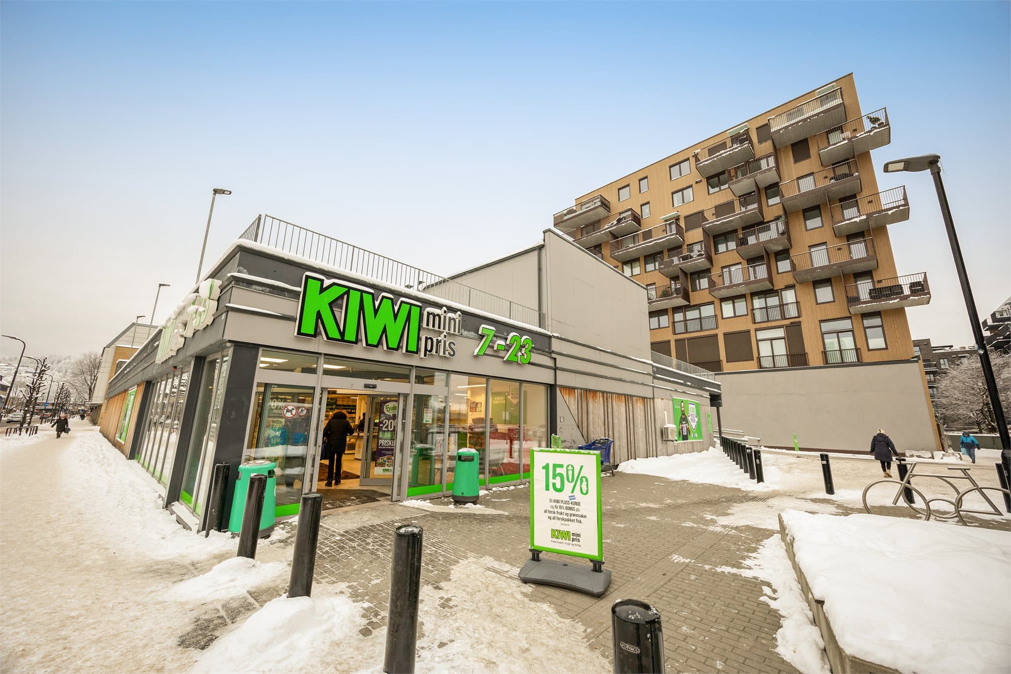 Nærmeste dagligvarebutikk ligger kun et steinkast fra eiendommen.