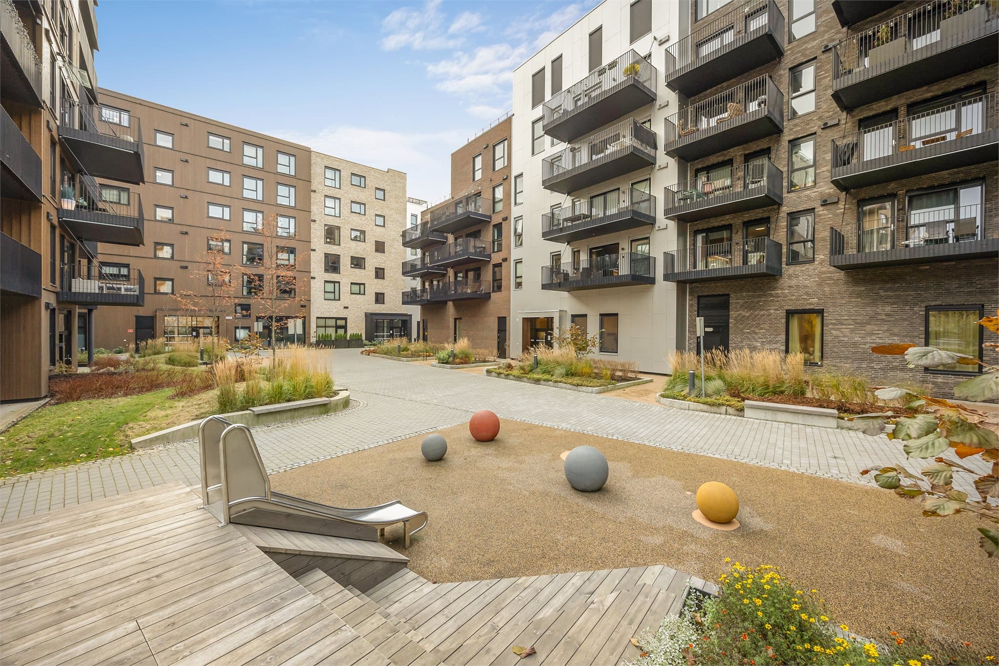 Sameiets fellesområder er pent opparbeidet med sittegrupper, lekeplass og diverse beplantning.