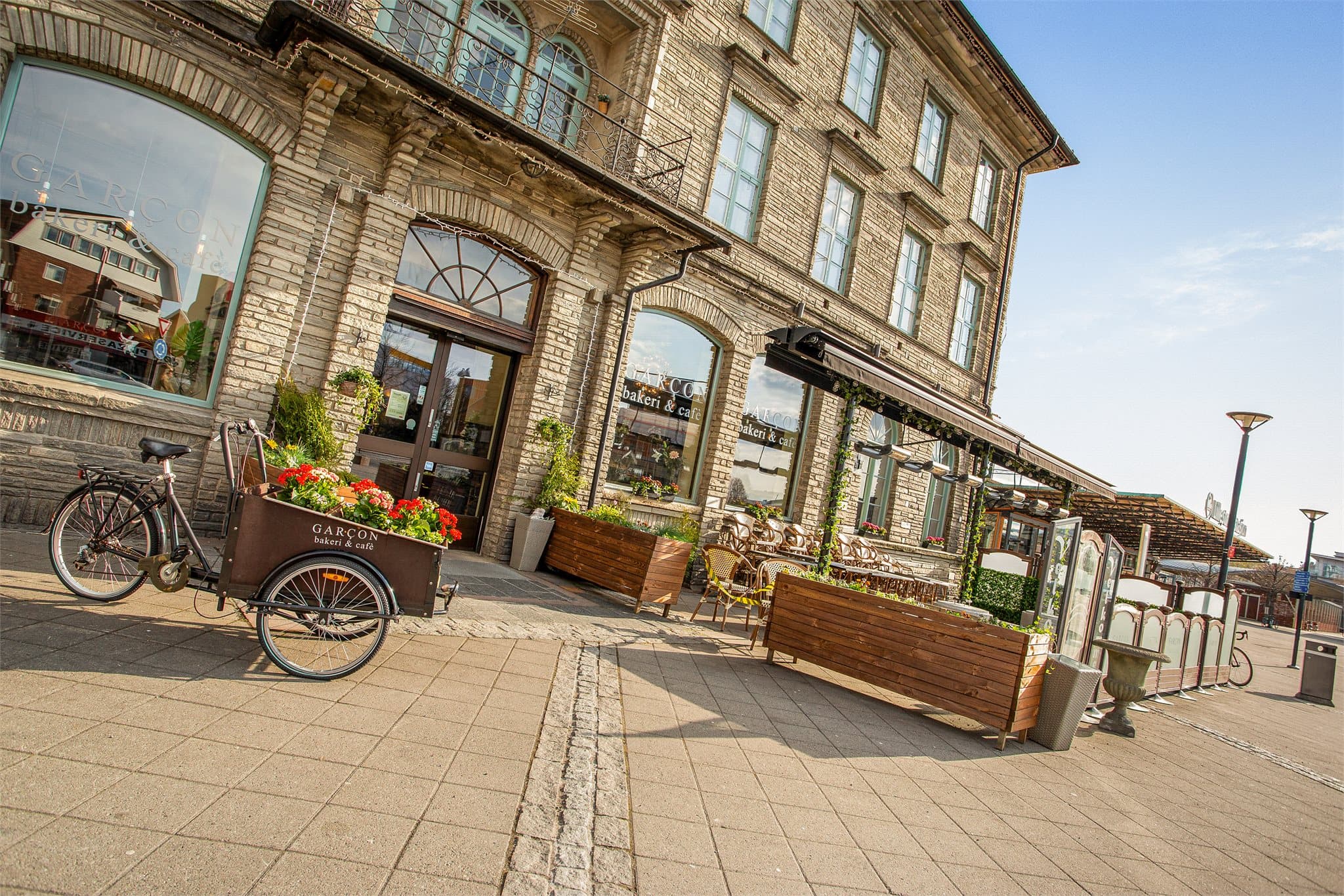 I tilknytning stasjonen har man populære Garcon bakeri og café.