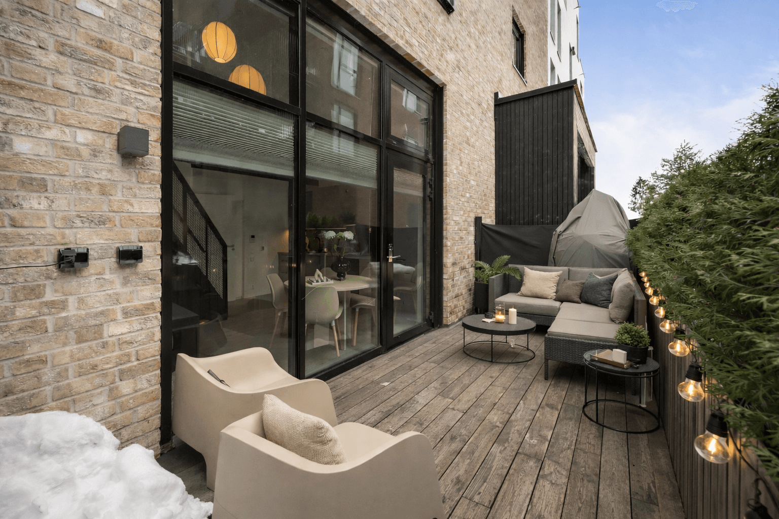 Bildet er innredet og snøryddet ved hjelp av KI-verktøy for å gi et inntrykk av hvordan terrassen kan møbleres