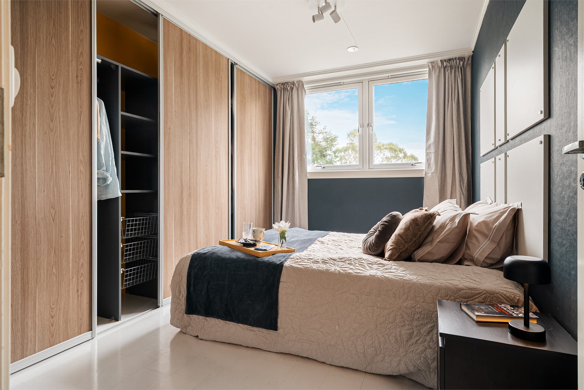 Romslig hovedsoverom med stor, praktisk innebygd garderobe.