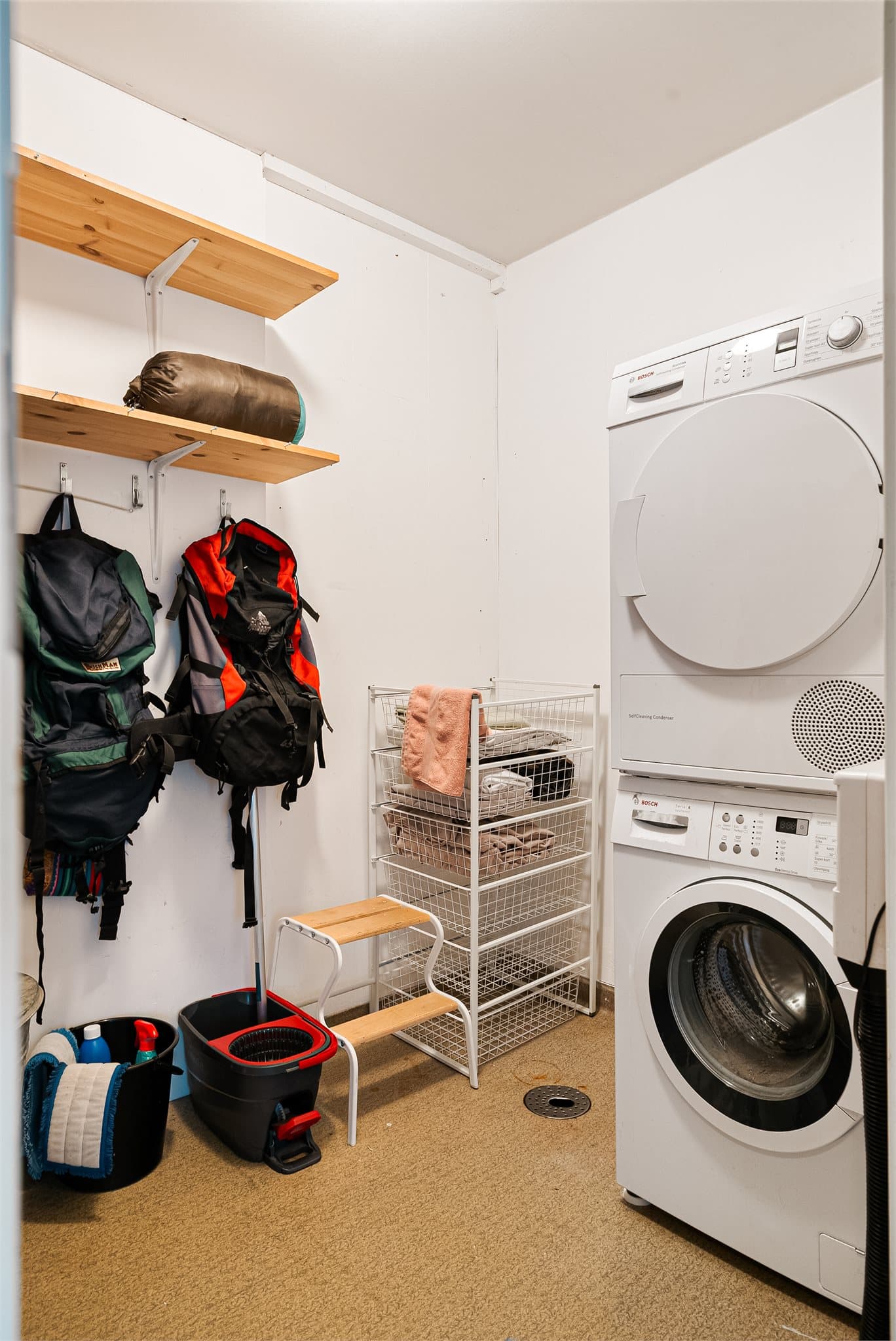 Eget vaskerom med opplegg for vaskemaskin og tørketrommel samt god oppbevaringsplass.