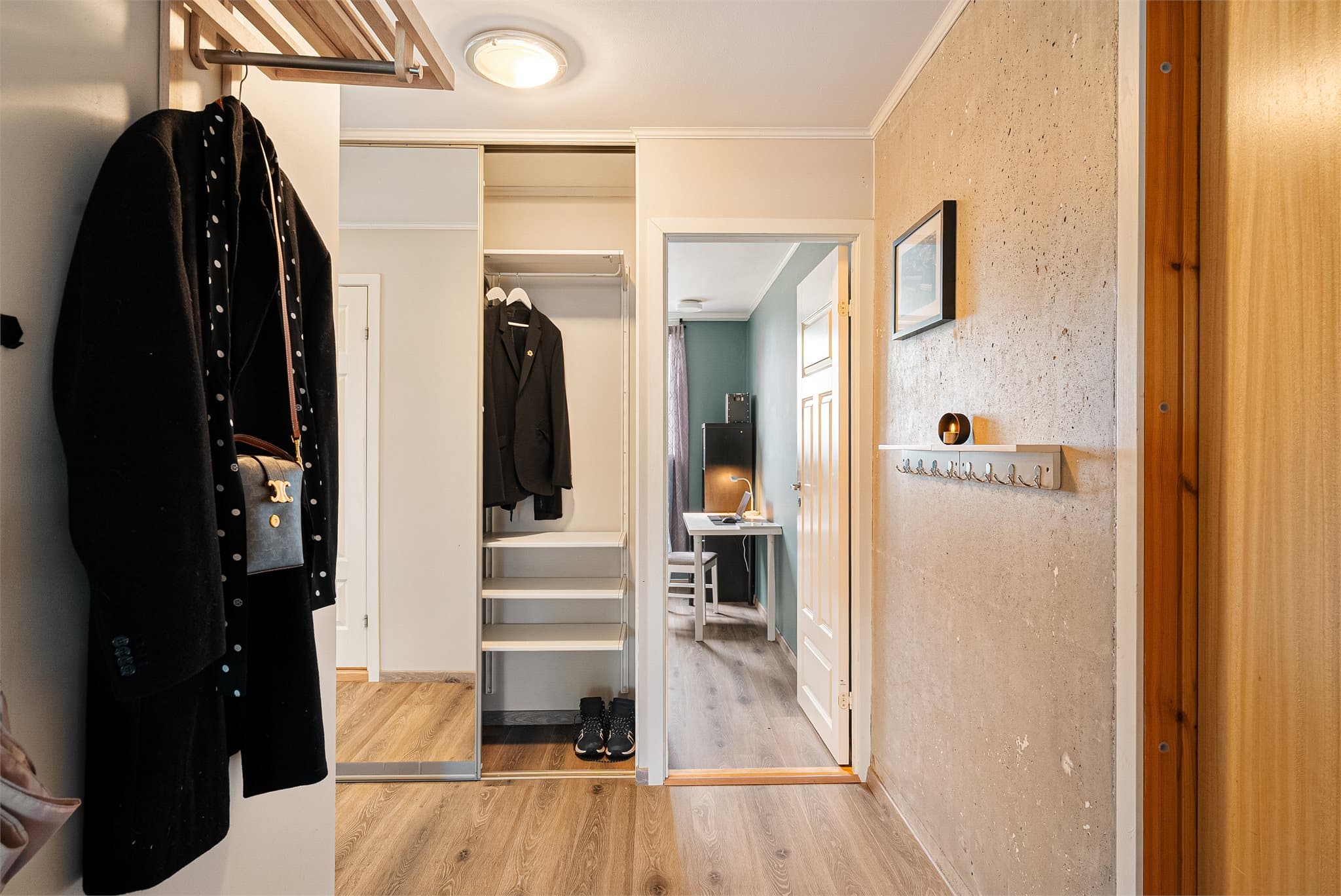 Entré med skyvedørsgarderobe med speilfront og gulvvarme.