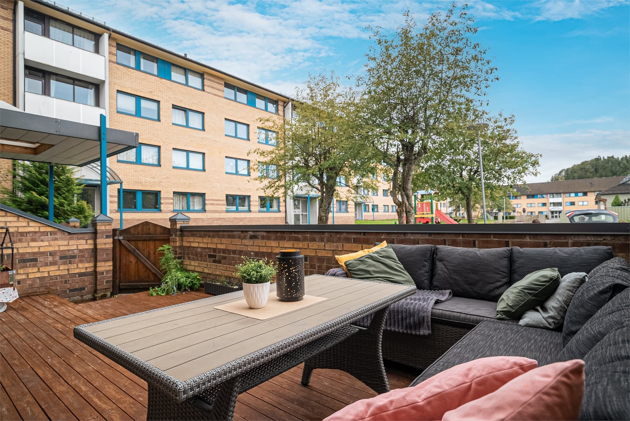Borettslaget er omkranset av grønne fellesarealer, og lekeplass.