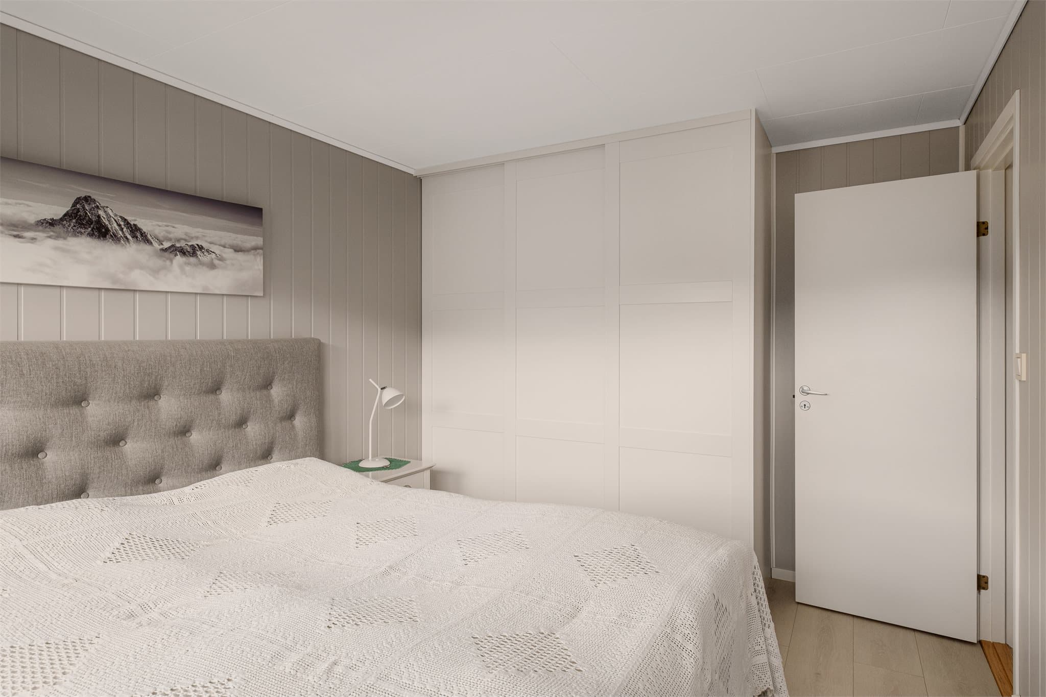 - Rommets overflater og skyvedørsgarderobe er fra 2019 -