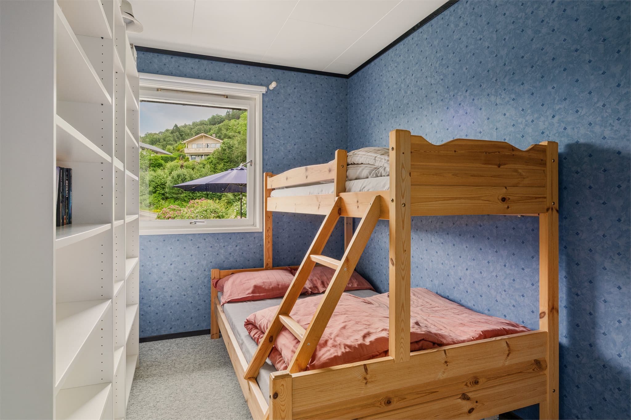 - Etasjens andre soverom måler 8,3m² -