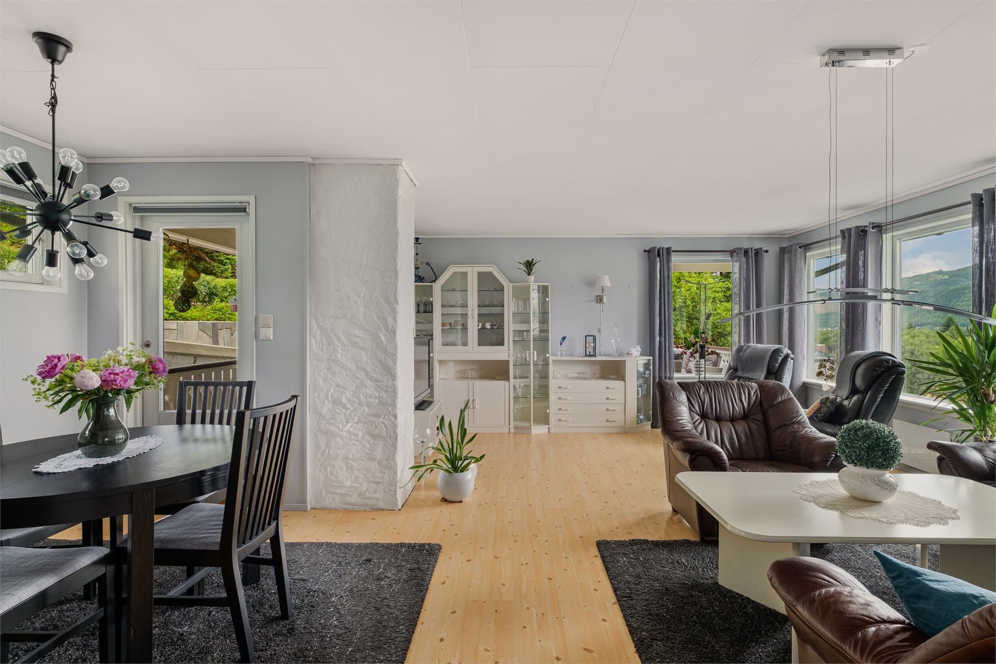 - Boligens hovedetasje har et BRA-i på 87m² og inneholder entré, stue/trapperom, kjøkken, bad, 2 soverom og gang -
