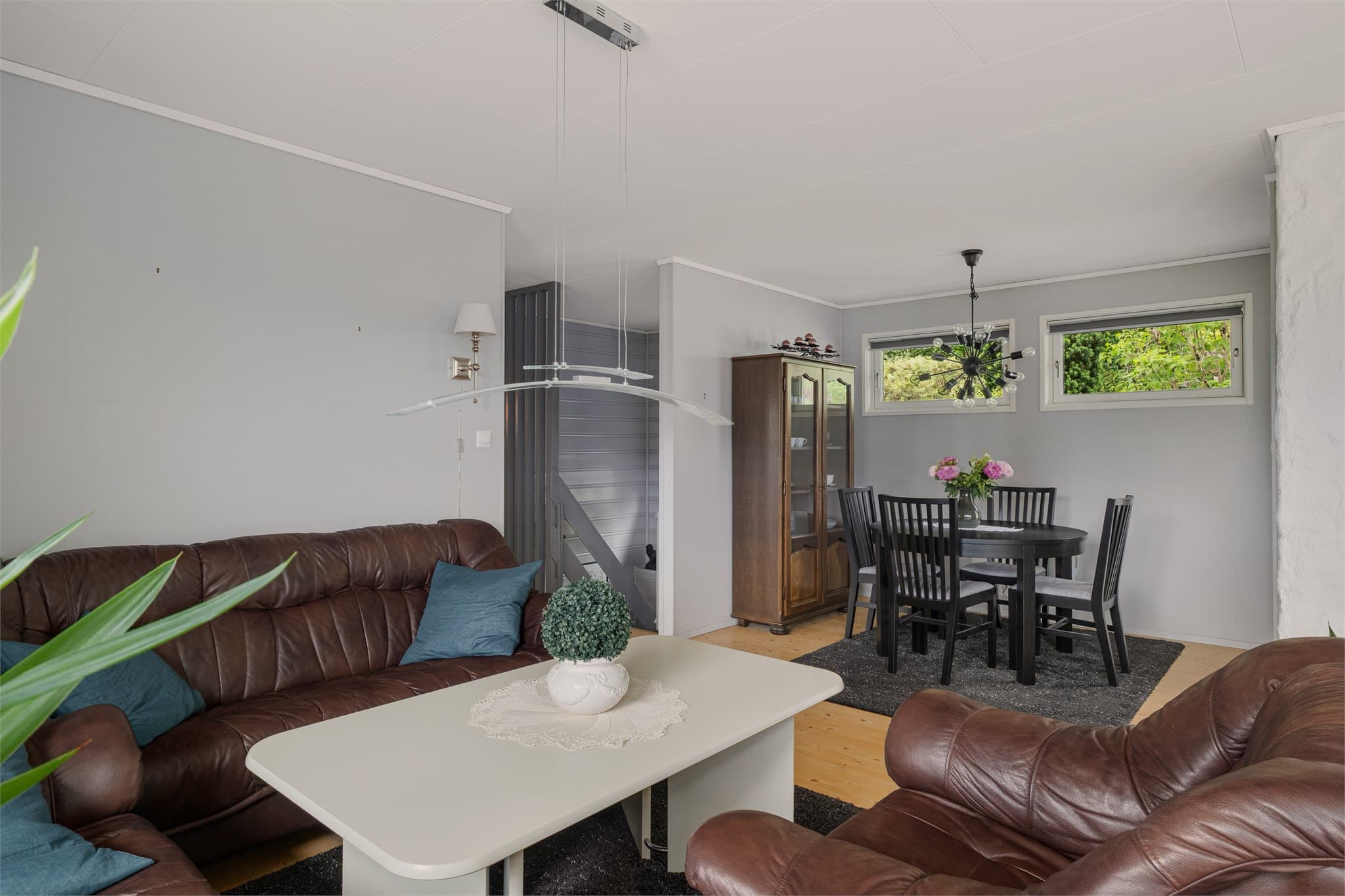 - Rommets utforming har god plass til sofa- og spisegruppe i hver sine naturlige soner -