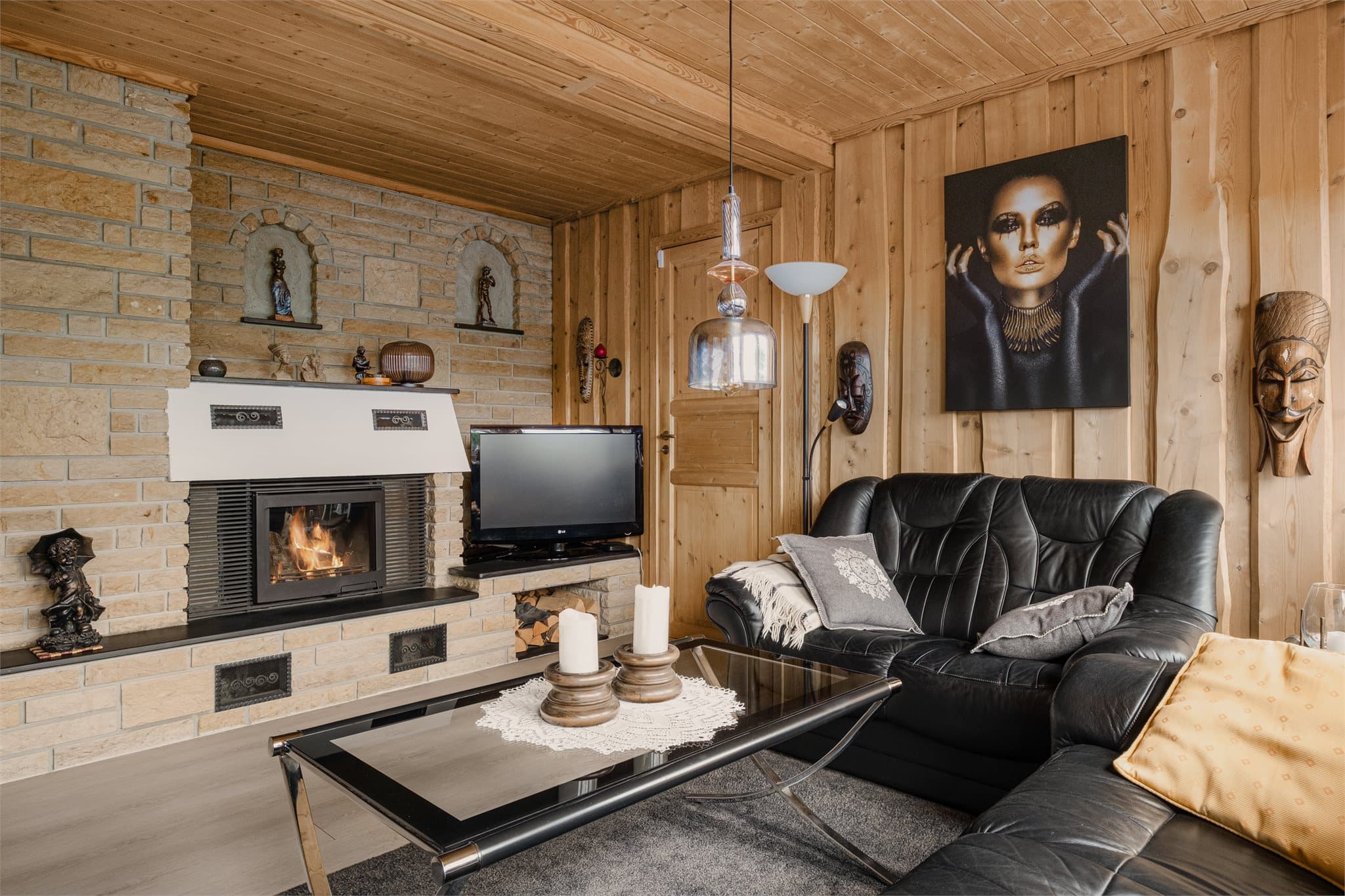 - Rentbrennende peisinnsats med glassfront fra Contura. Peisinnsatsen er fra 2019 -