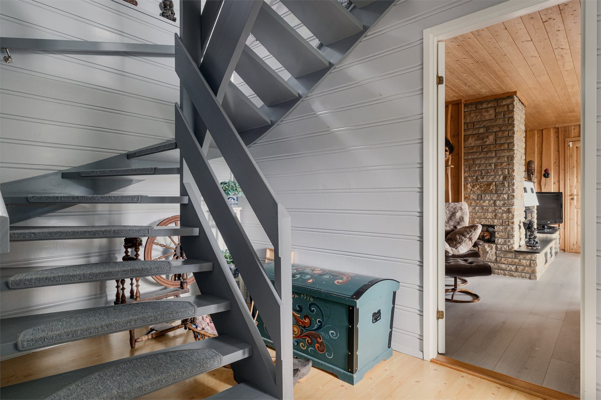- Underetasjen har et BRA-i på 106m² og inneholder entré, gang/trapperom, bad, vaskerom, soverom, kjellerstue, kjellerrom under terrasse og 3 boder -