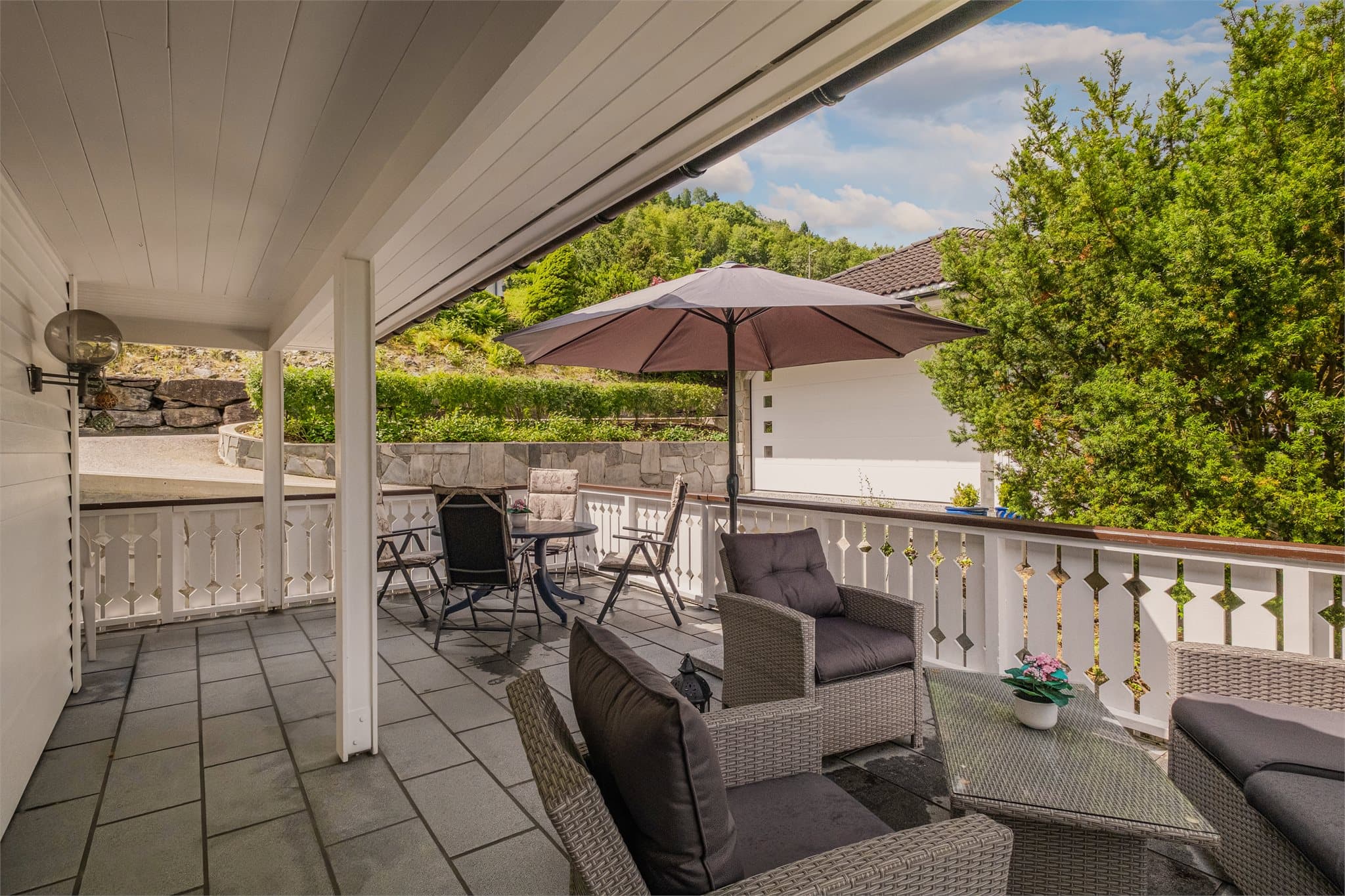 - Fra stuen er det direkte adkomst til en nord/vestvendt terrasse på hele 31,8m² -