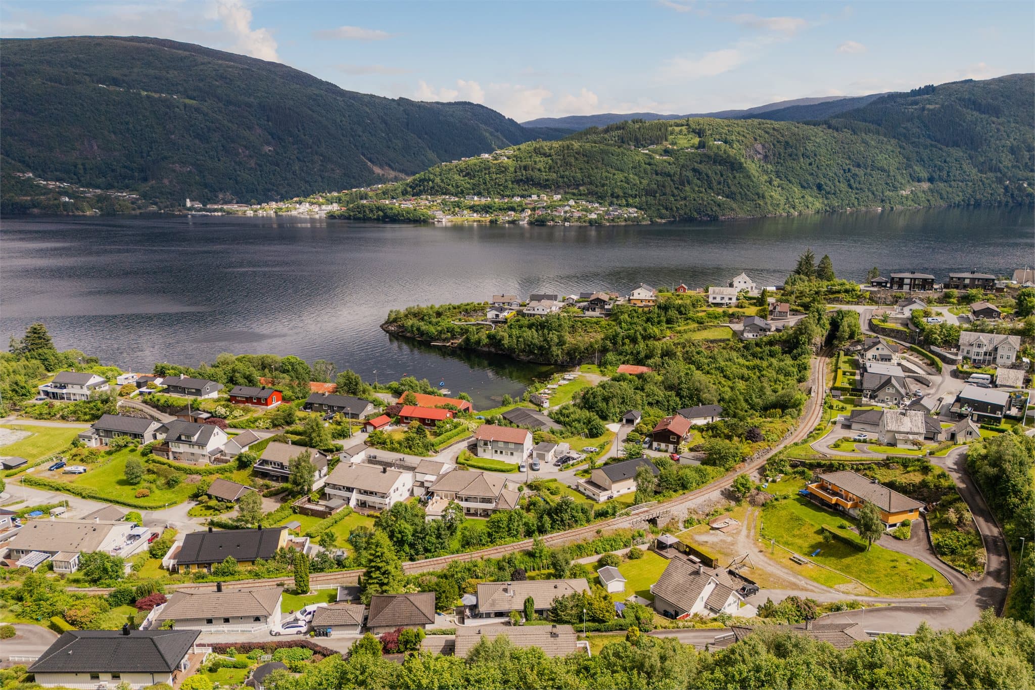 - Det er også en kort tur til Øyrane Torg der du blant annet finner frisør, shopping, tannklinikk, apotek, vinmonopol og dagligvare -