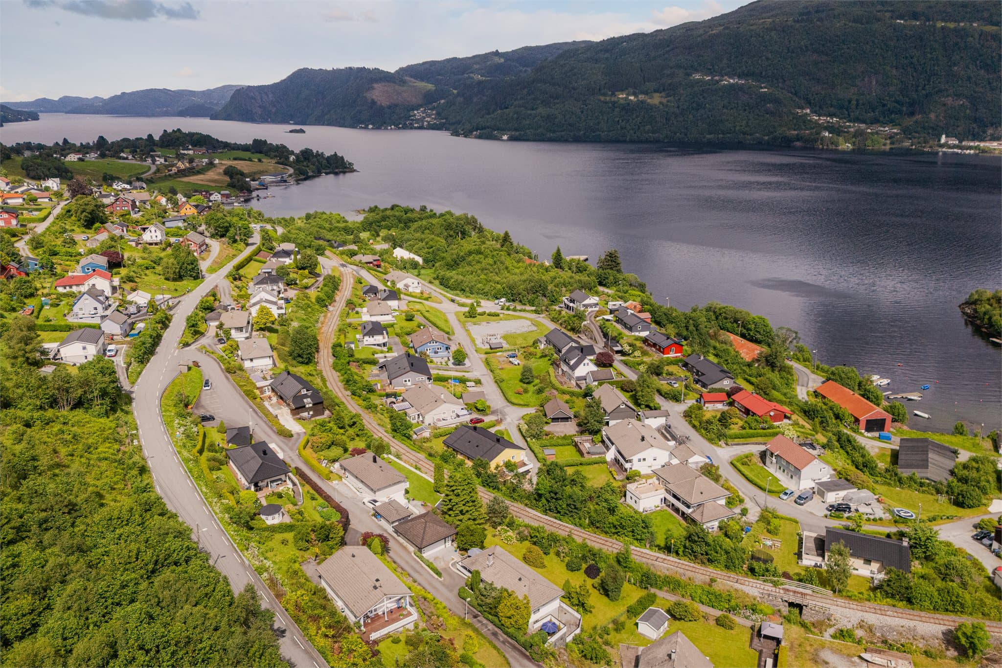 - Her bosetter du deg i et etablert og familievennlig boligområde med kort vei til daglige fasiliteter -