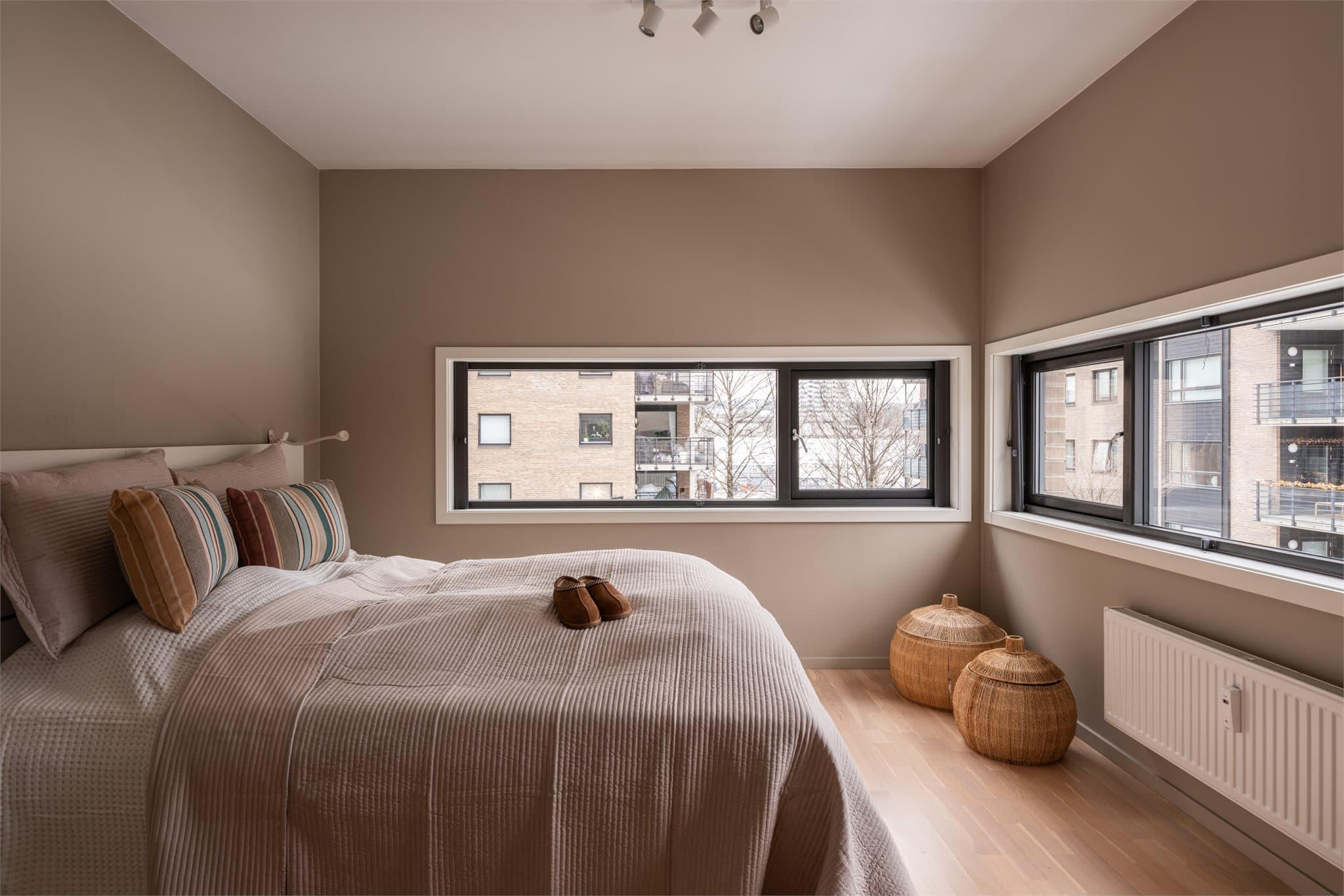 Hovedsoverommet er stort og trivelig, med varme farger som gir en lun stemning.