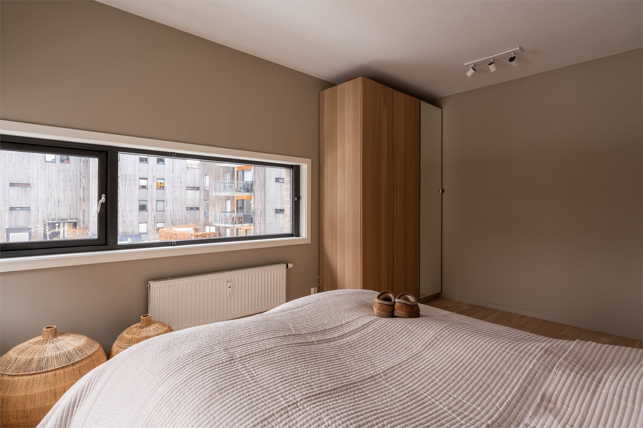 Det er rikelig med plass til en stort garderobeløsning.