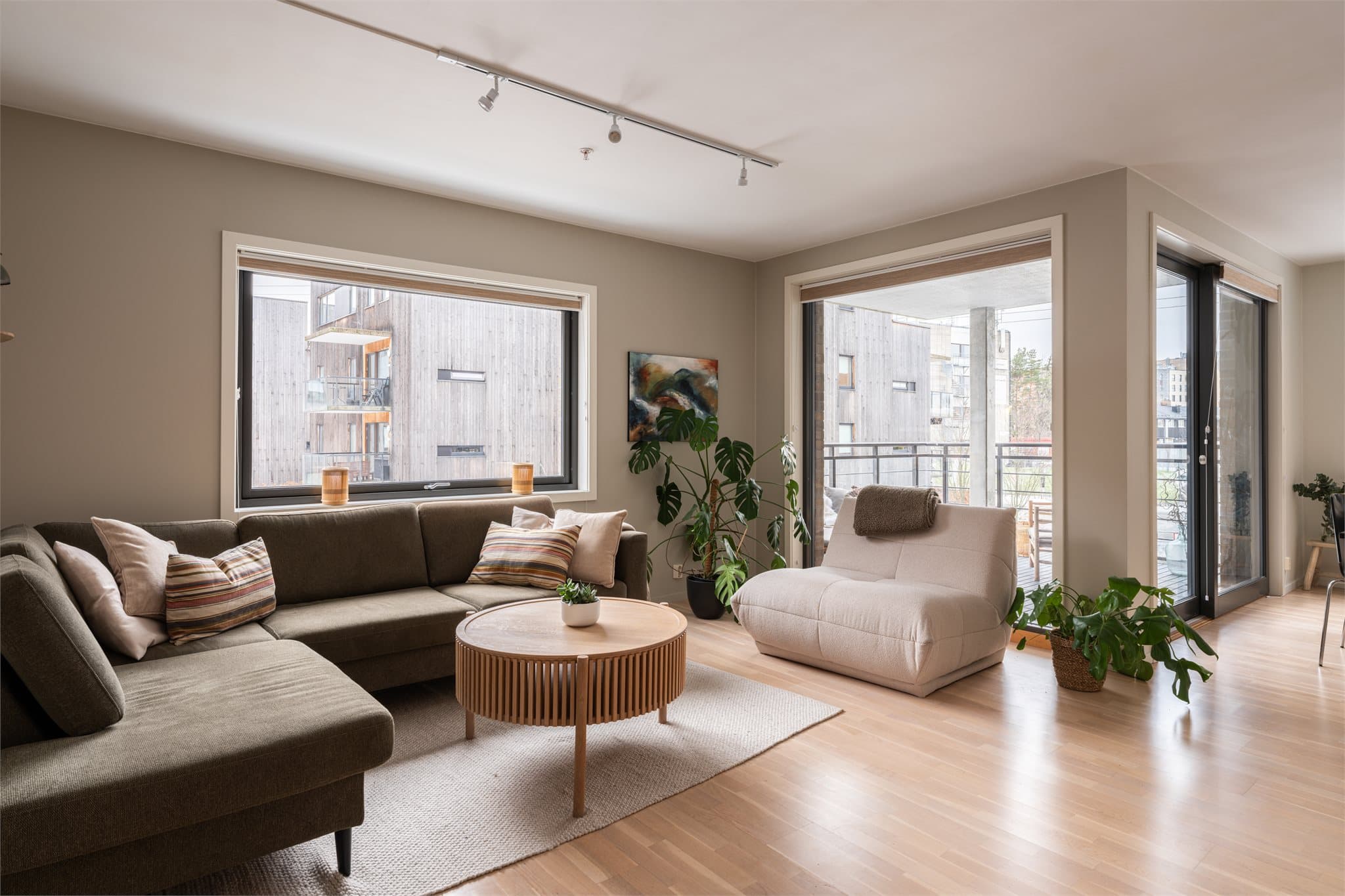 Leiligheten har en god planløsning med naturlige soner.