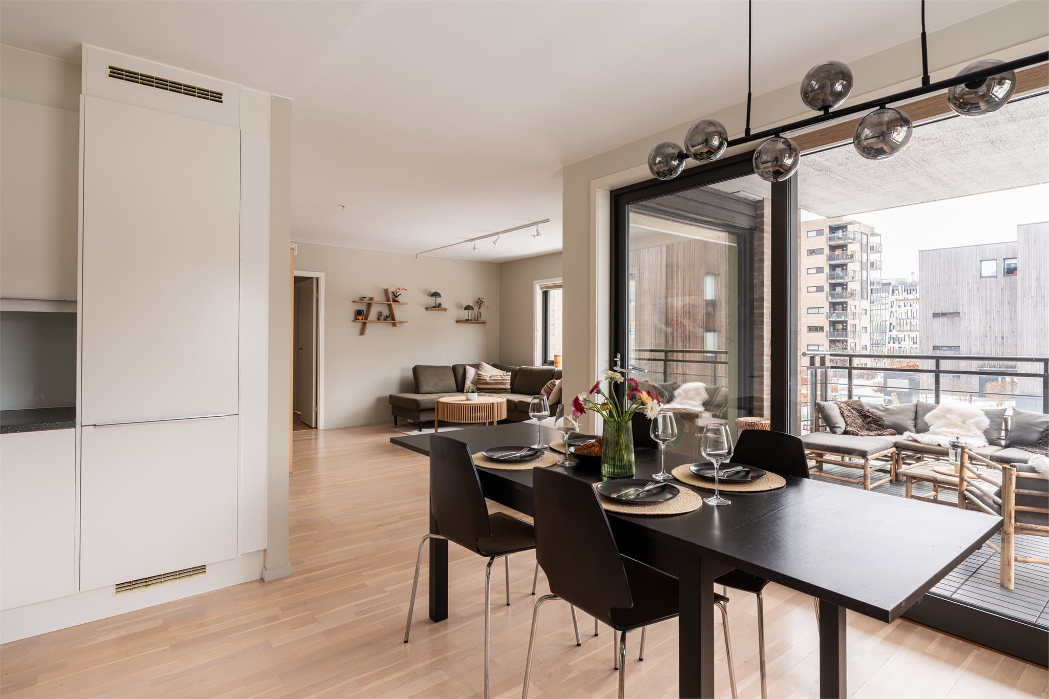 Store vinduer sørger for en lys og luftig atmosfære.