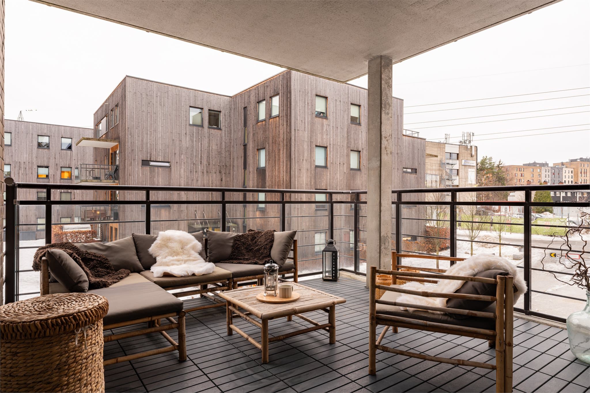 Det er utgang til en stor, flott balkong med god plass til utemøbler.