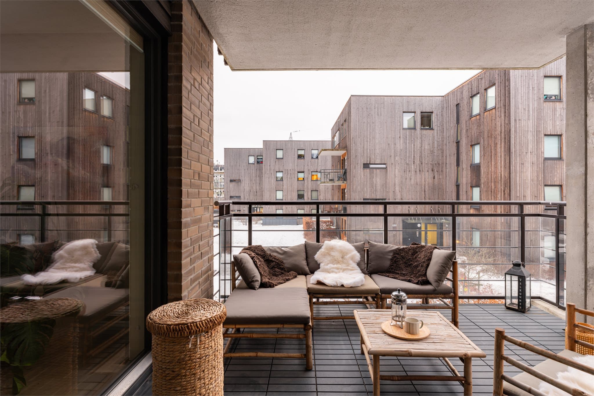 På vår- og sommerhalvåret vil dere garantert sette pris på å kunne tusle ut på en stor og herlig balkong.