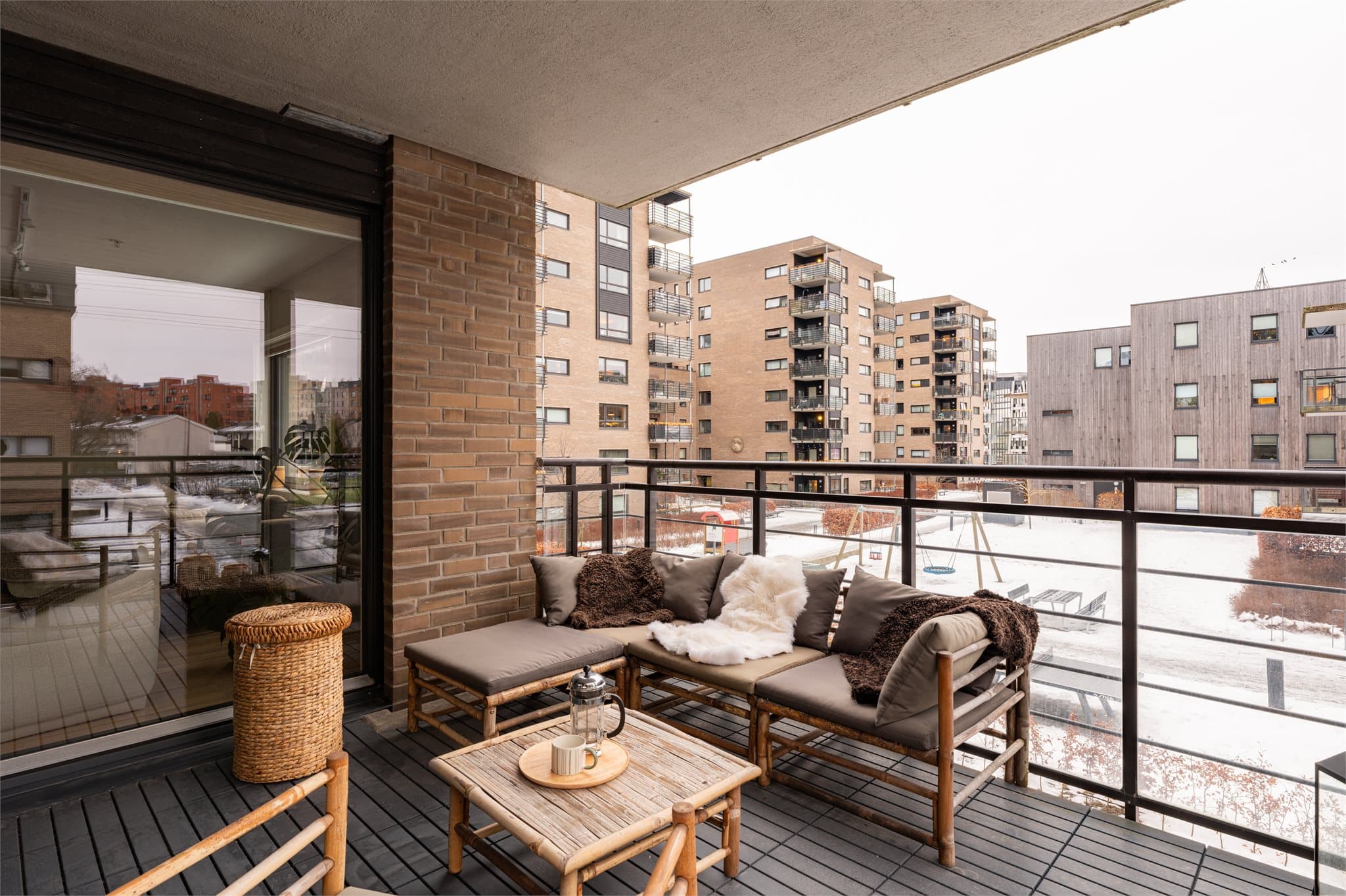 Her er det mer en nok plass til å invitere en gjest eller 3 for et glass vin i varmen.