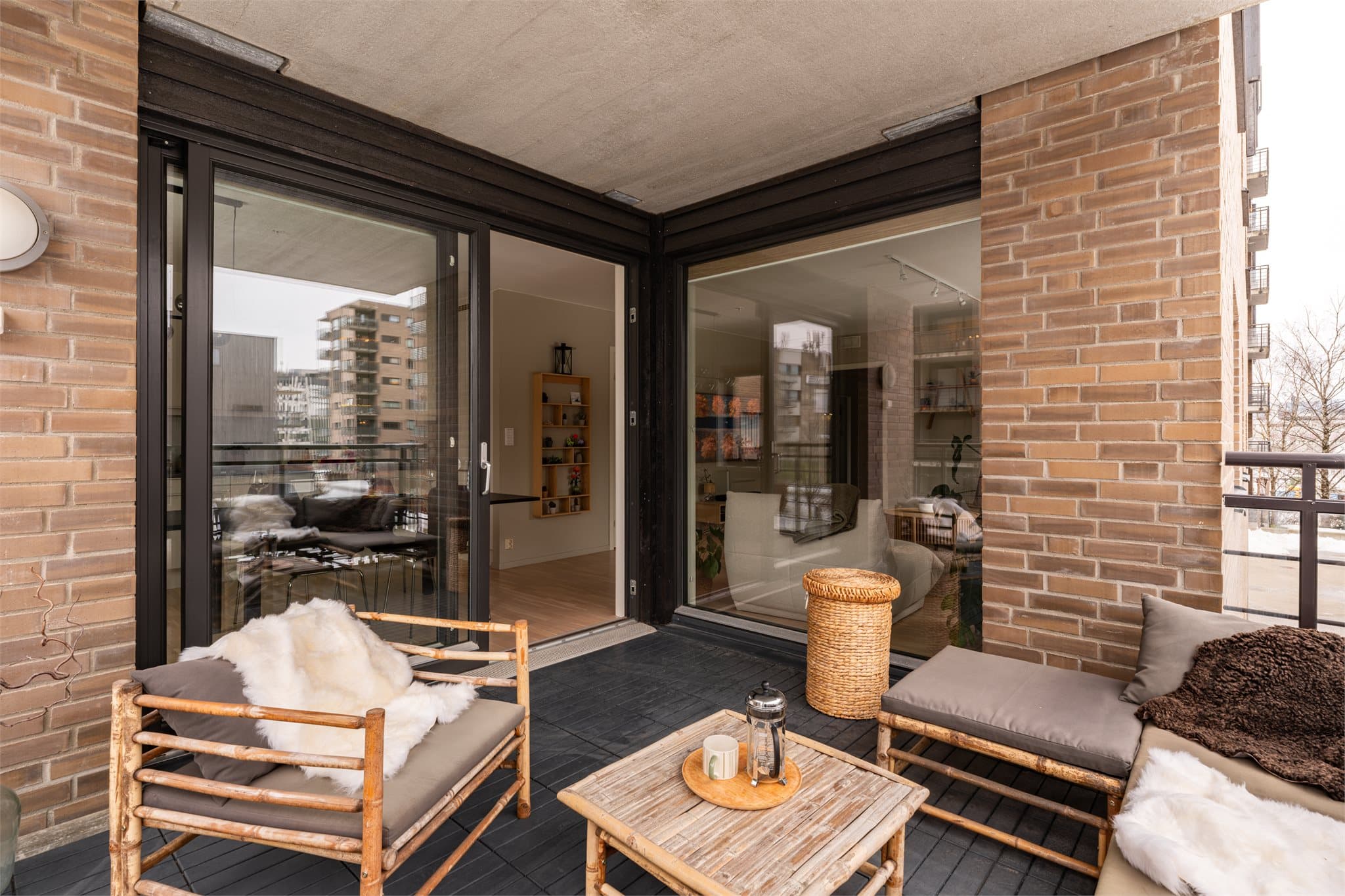 Ideell balkong for grilling - så lenge den er elektrisk - og sosiale måltider med familie og venner.