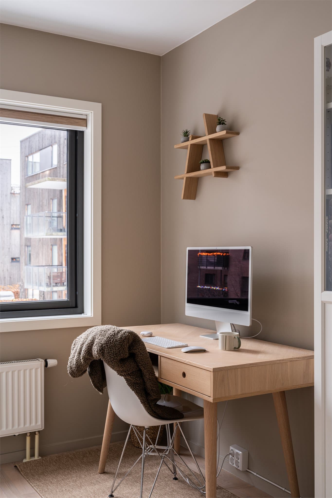 Leiligheten varmes opp med radiatorer tilknyttet fjernvarme.