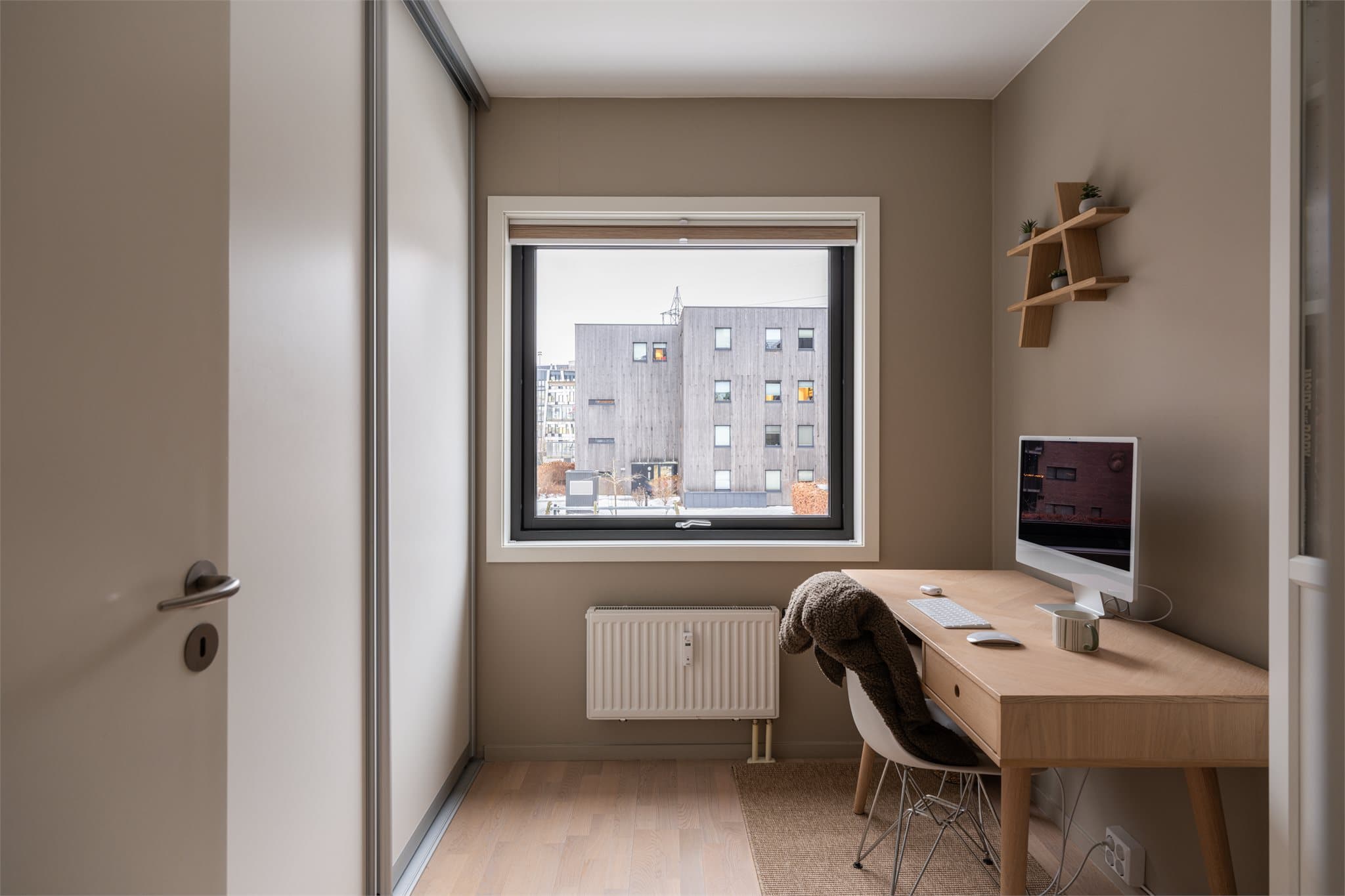 Soverom II med god plass til oppbevaring i garderobeskap.