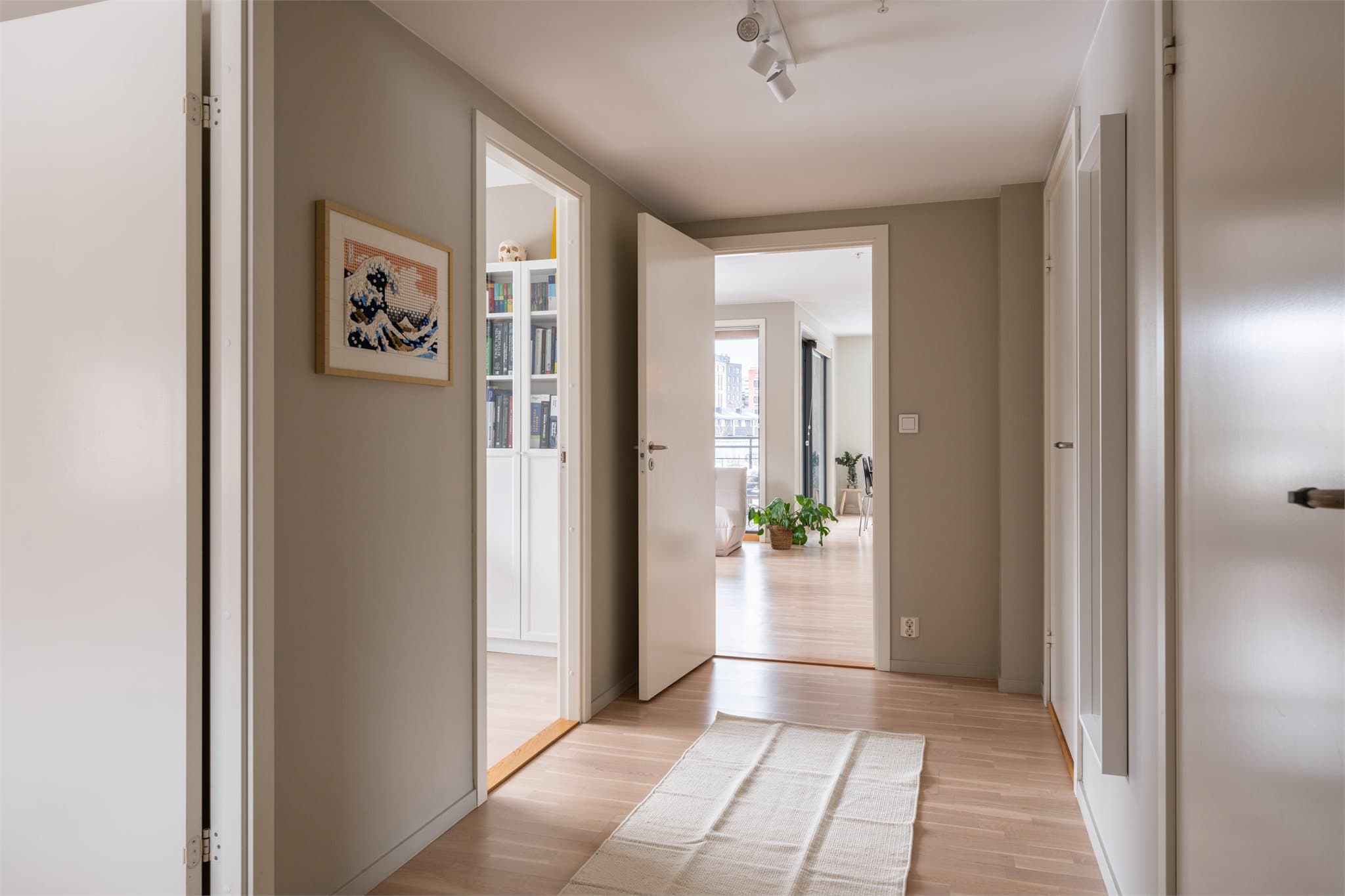 Praktisk gang som knytter soverommene sammen med resten av leiligheten.